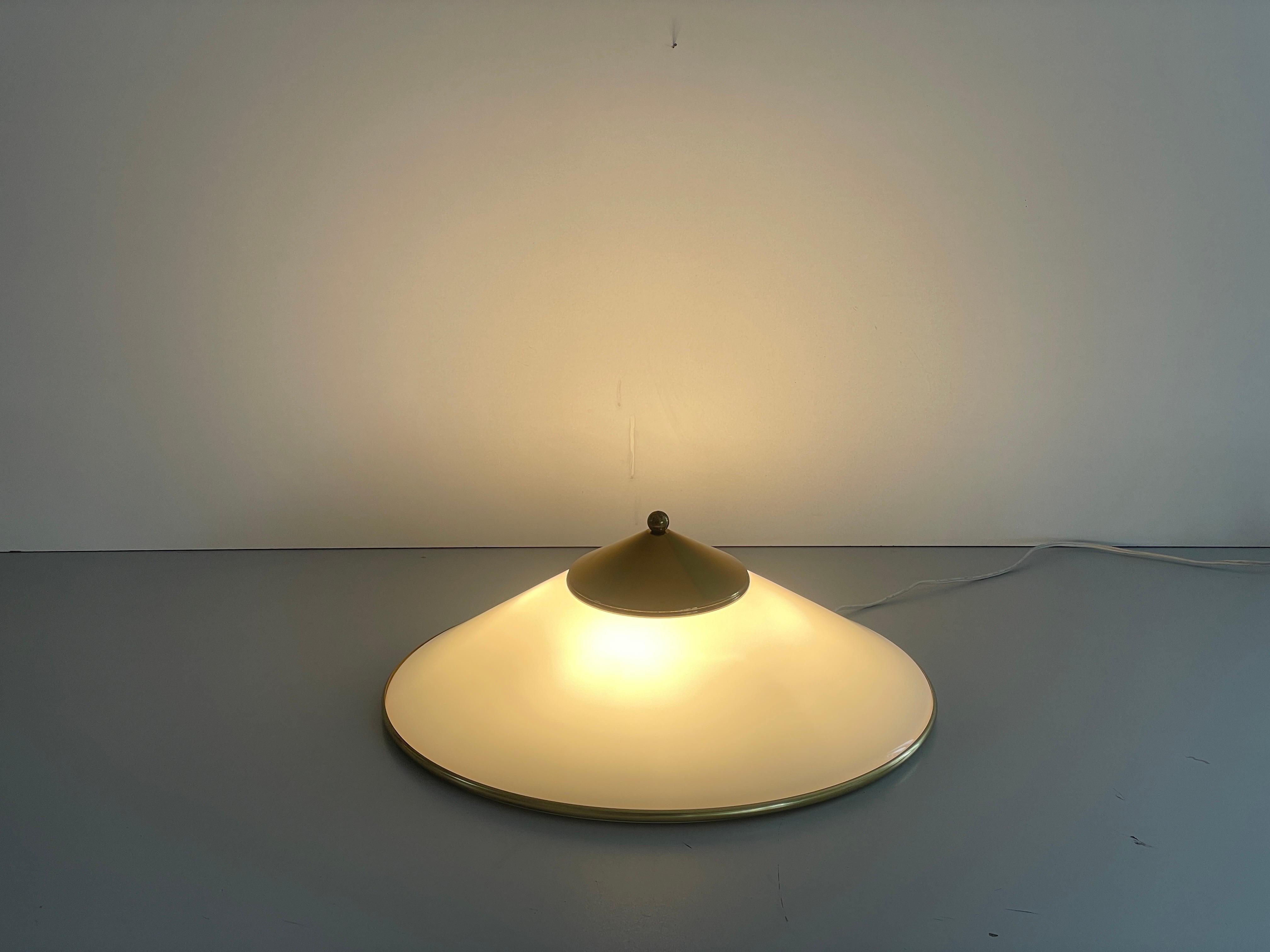 Lámpara de techo empotrada de latón pulido y cristal opalino, años 60, Alemania en venta 9