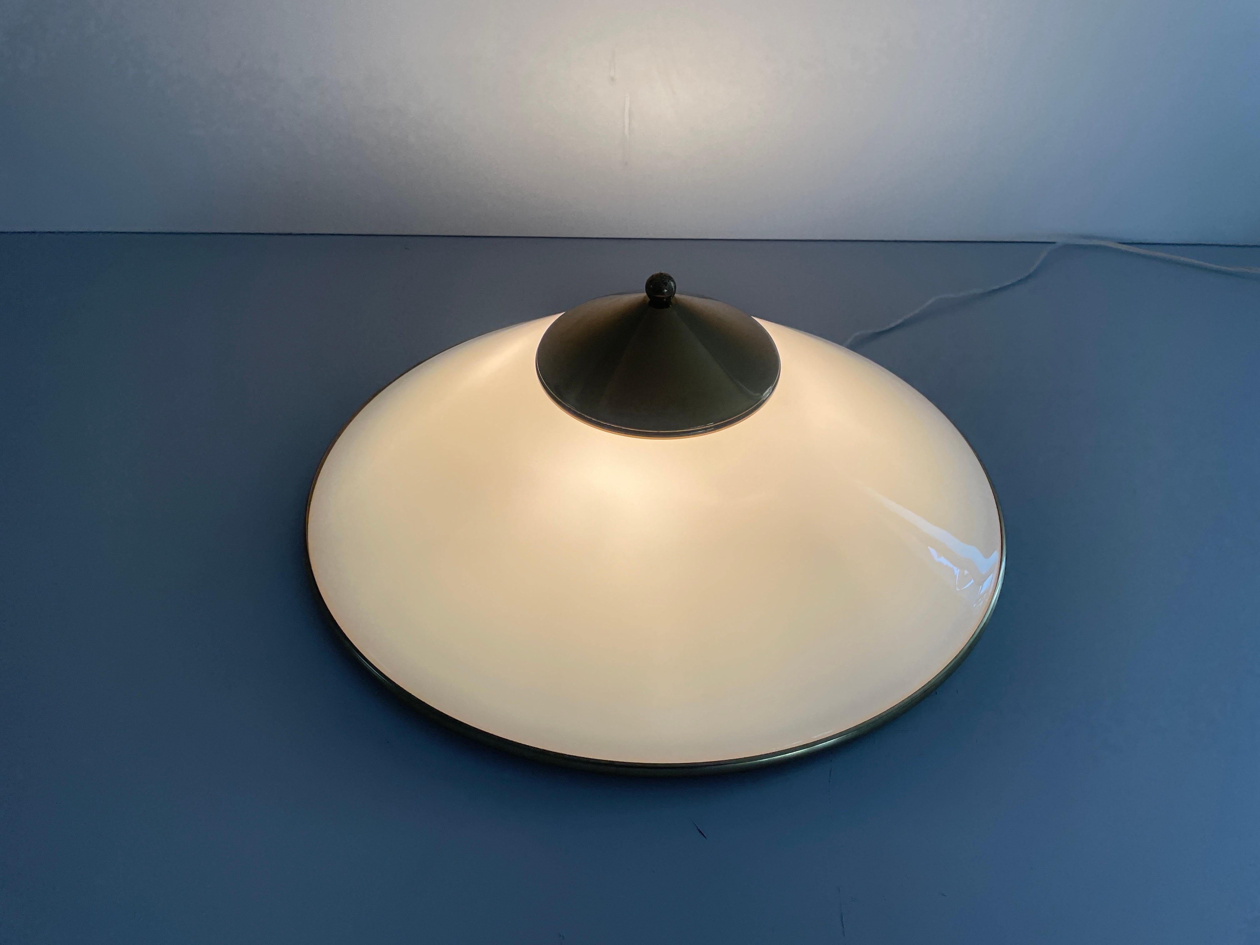 Lámpara de techo empotrada de latón pulido y cristal opalino, años 60, Alemania en venta 10