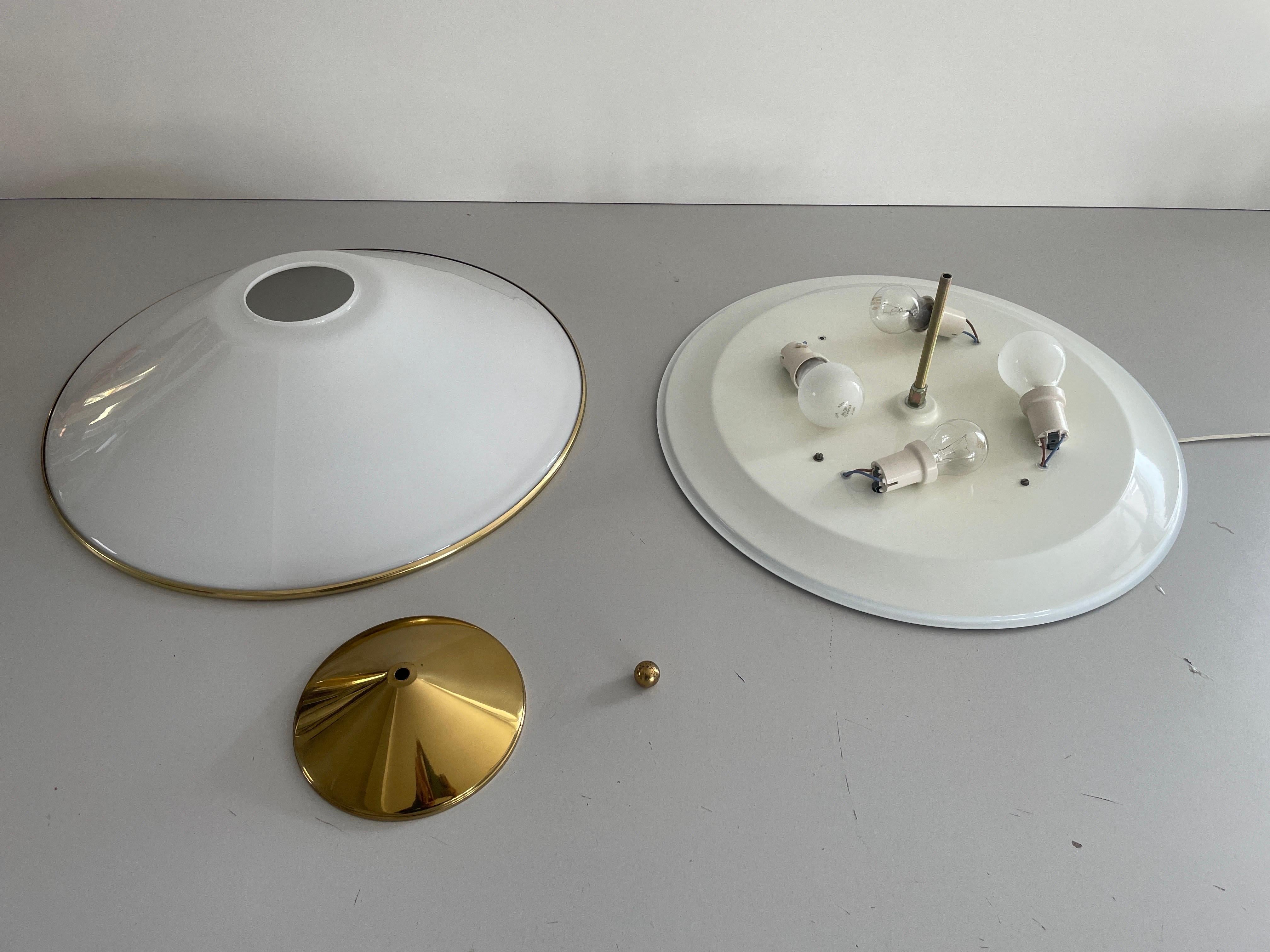 Lámpara de techo empotrada de latón pulido y cristal opalino, años 60, Alemania en venta 11