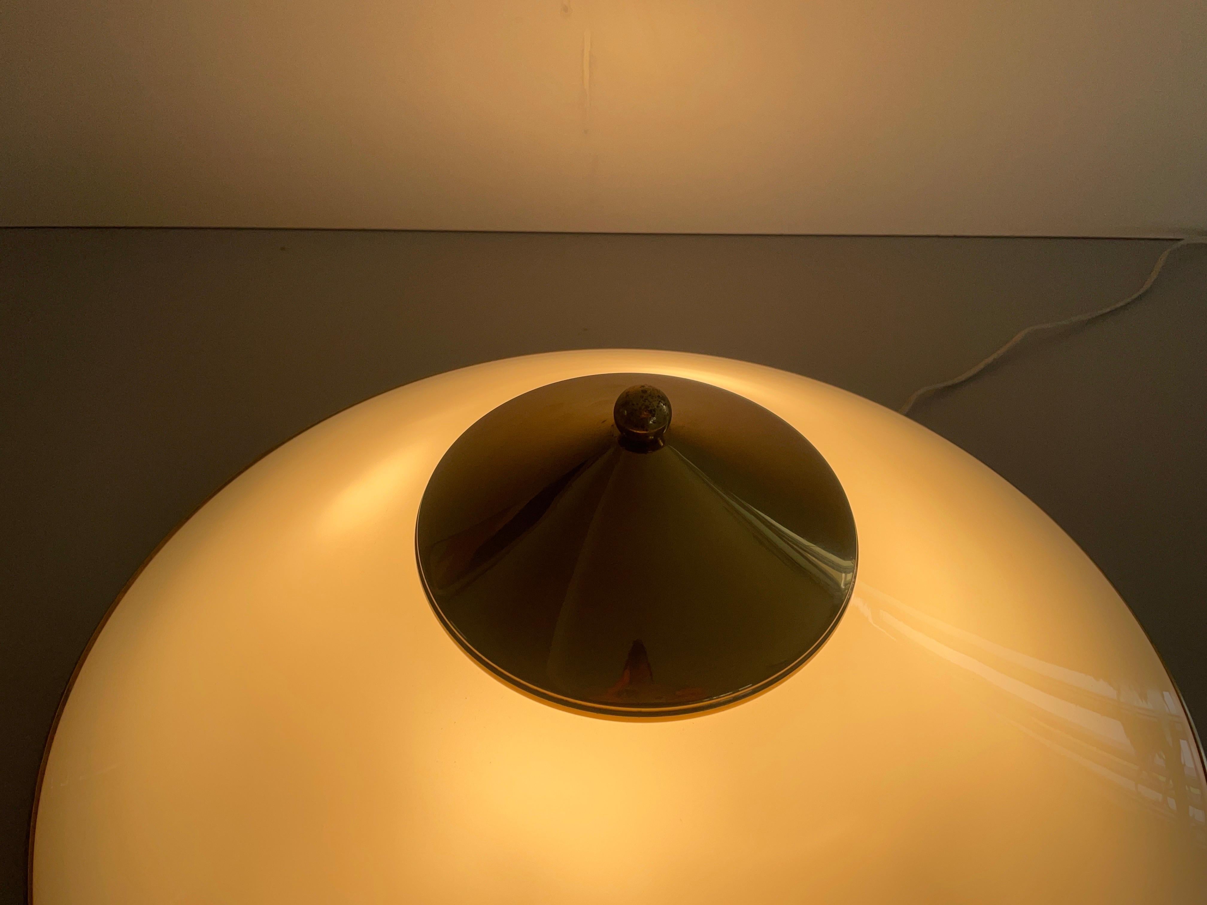 Lámpara de techo empotrada de latón pulido y cristal opalino, años 60, Alemania en venta 12