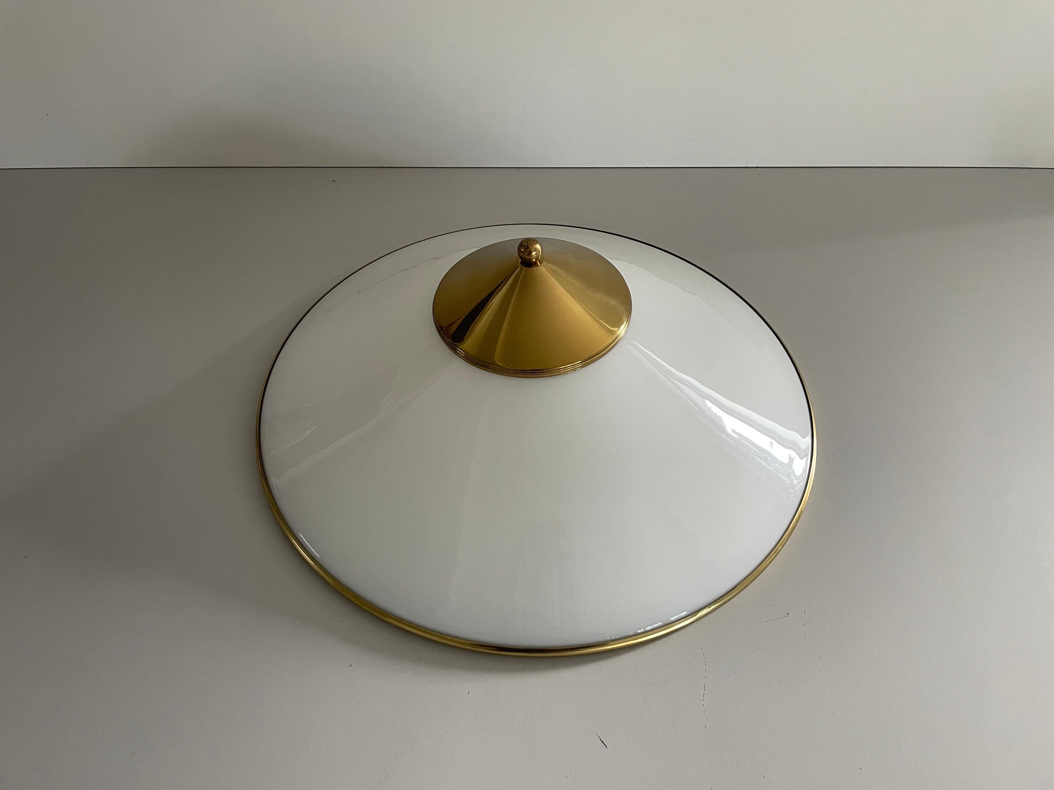 Lámpara de techo de latón pulido y cristal opalino piramidal, años 60, Alemania

La pantalla está en muy buen estado vintage.

Esta lámpara funciona con  4 bombillas E27. 
Con cable y apto para su uso con 220 V y 110 V para todos los