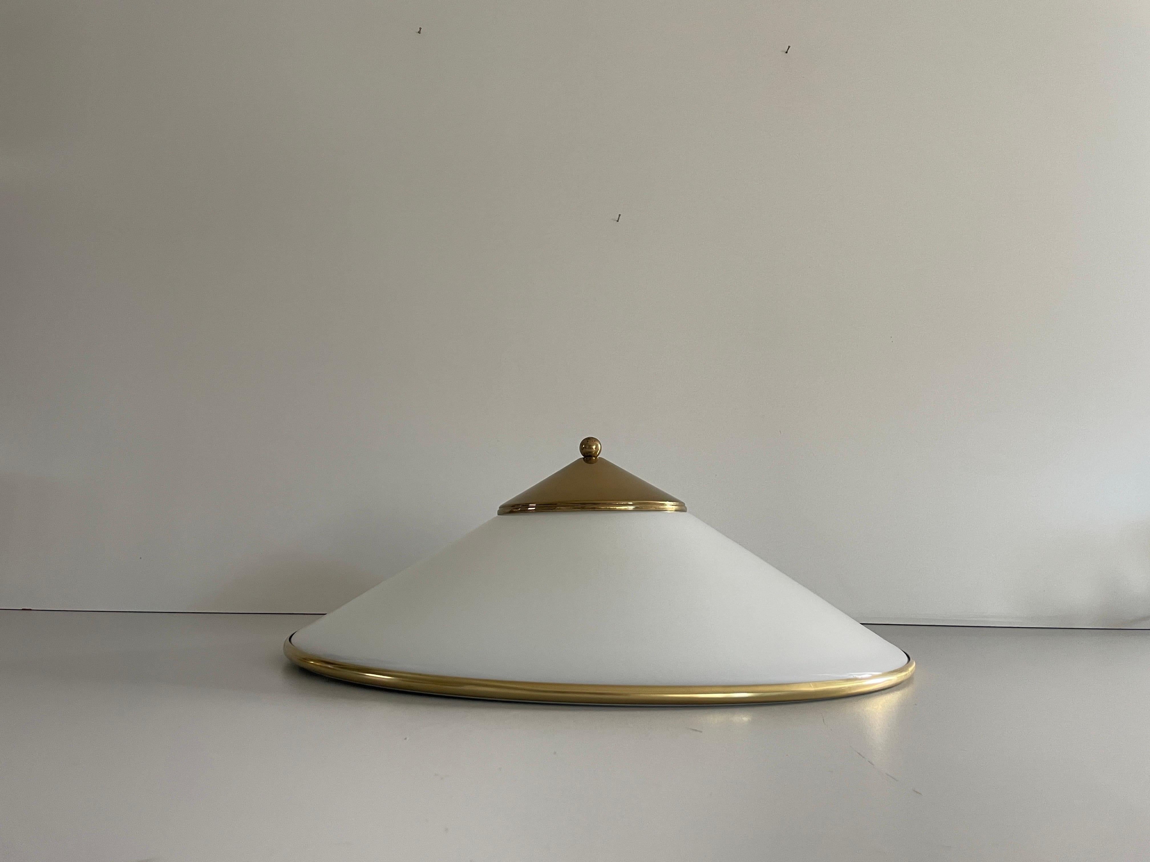 Lámpara de techo empotrada de latón pulido y cristal opalino, años 60, Alemania Moderno de mediados de siglo en venta