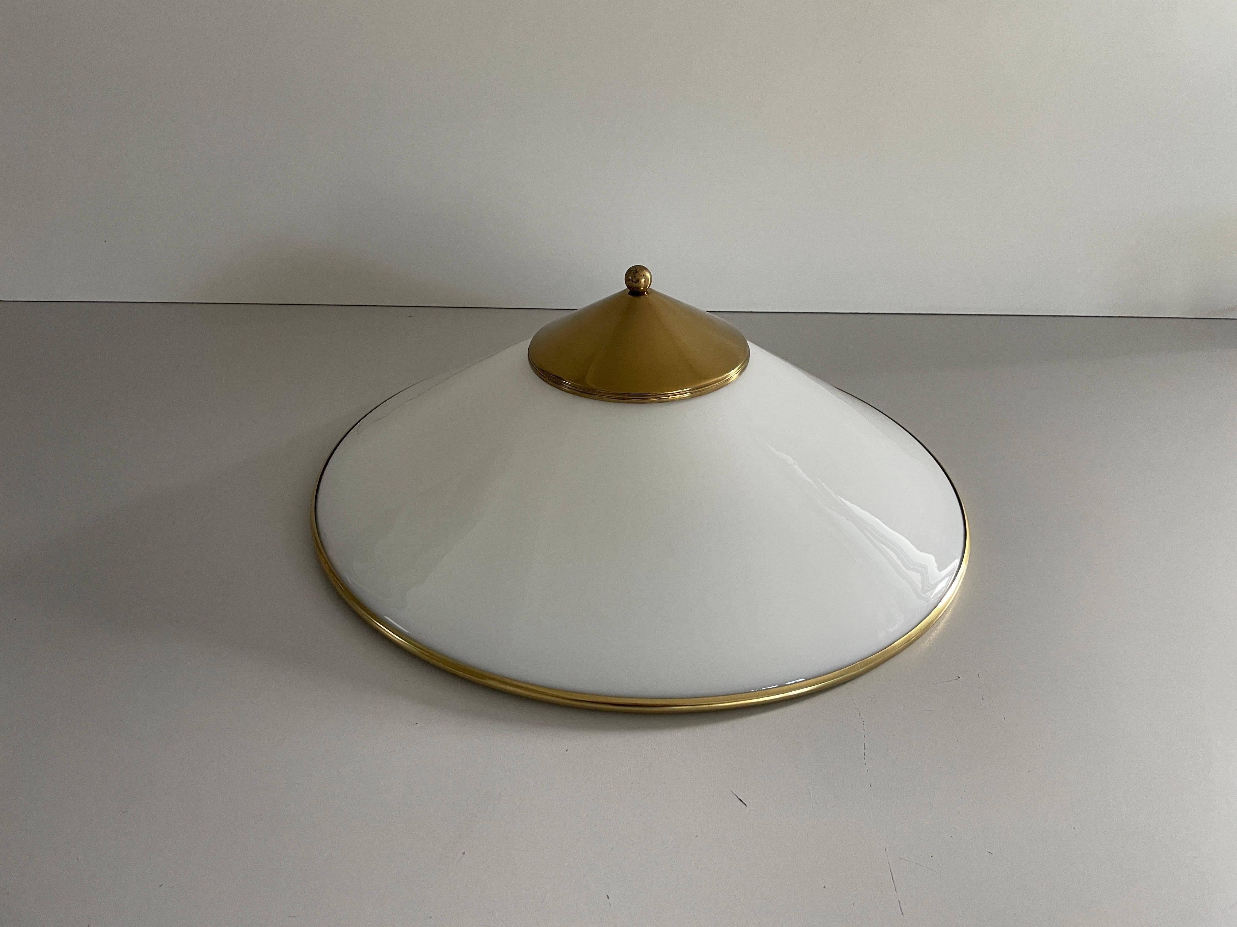 Lámpara de techo empotrada de latón pulido y cristal opalino, años 60, Alemania Alemán en venta