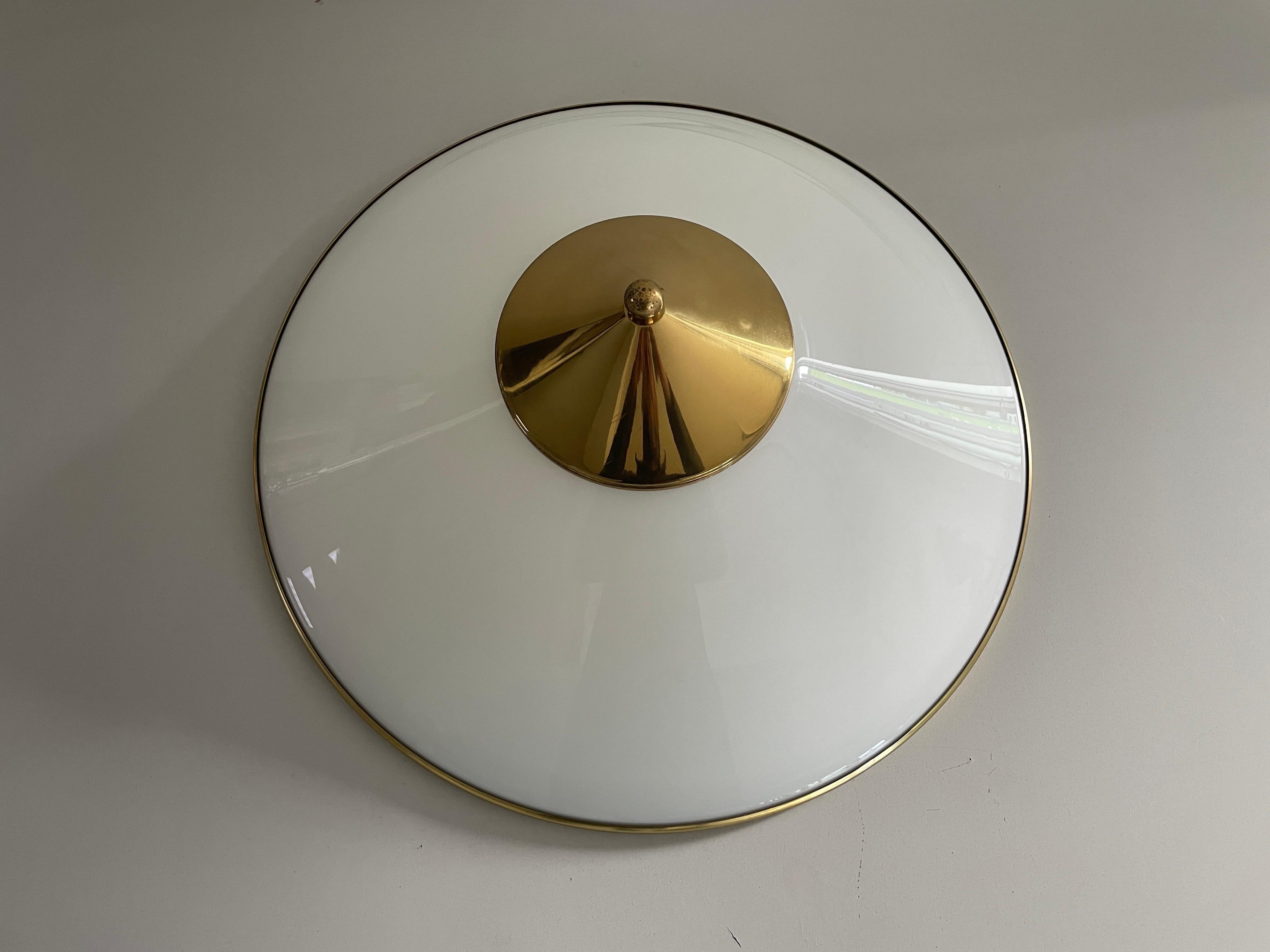 Lámpara de techo empotrada de latón pulido y cristal opalino, años 60, Alemania en Excelente estado para la venta en Hagenbach, DE