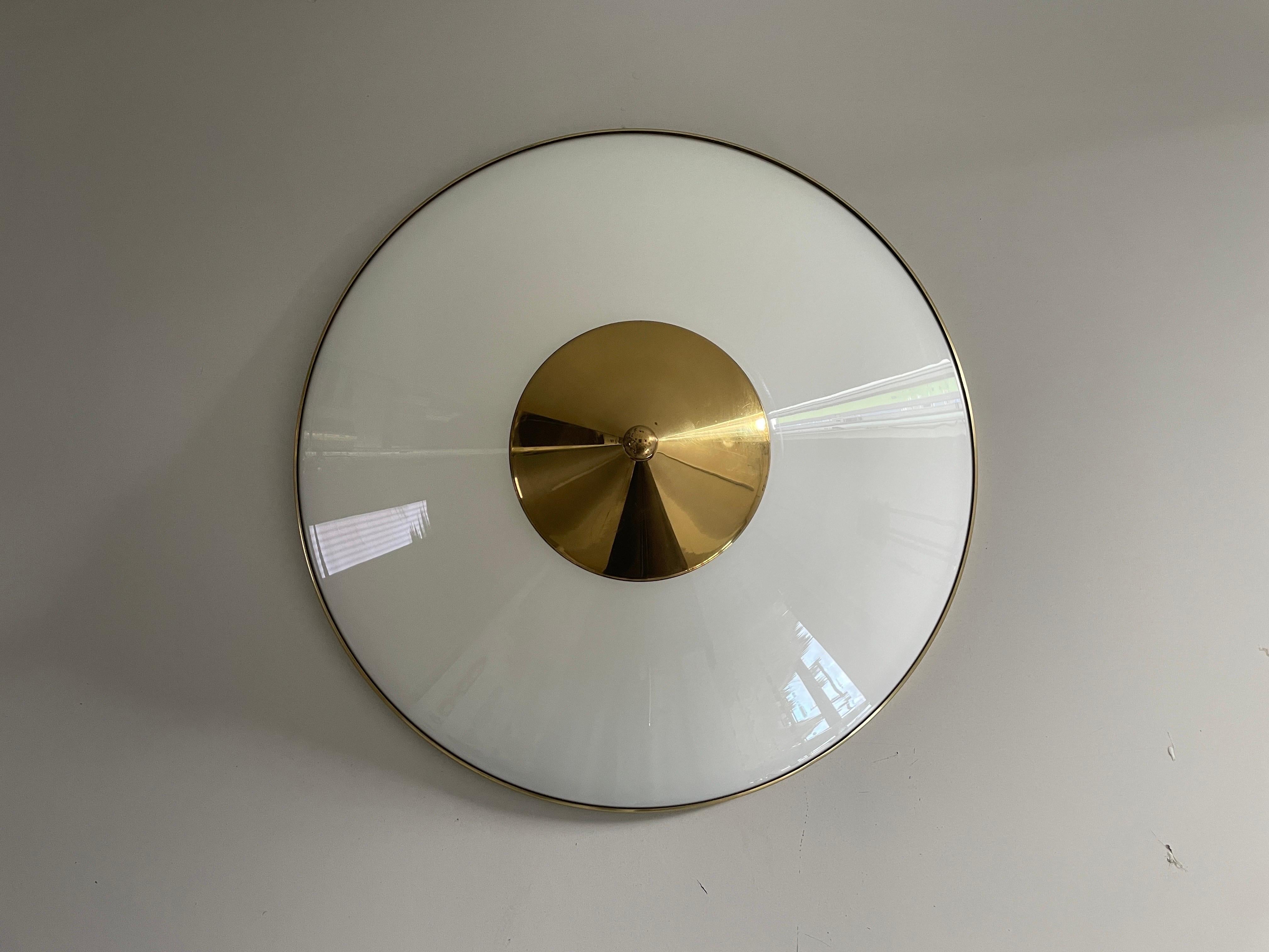 Lámpara de techo empotrada de latón pulido y cristal opalino, años 60, Alemania mediados del siglo XX en venta