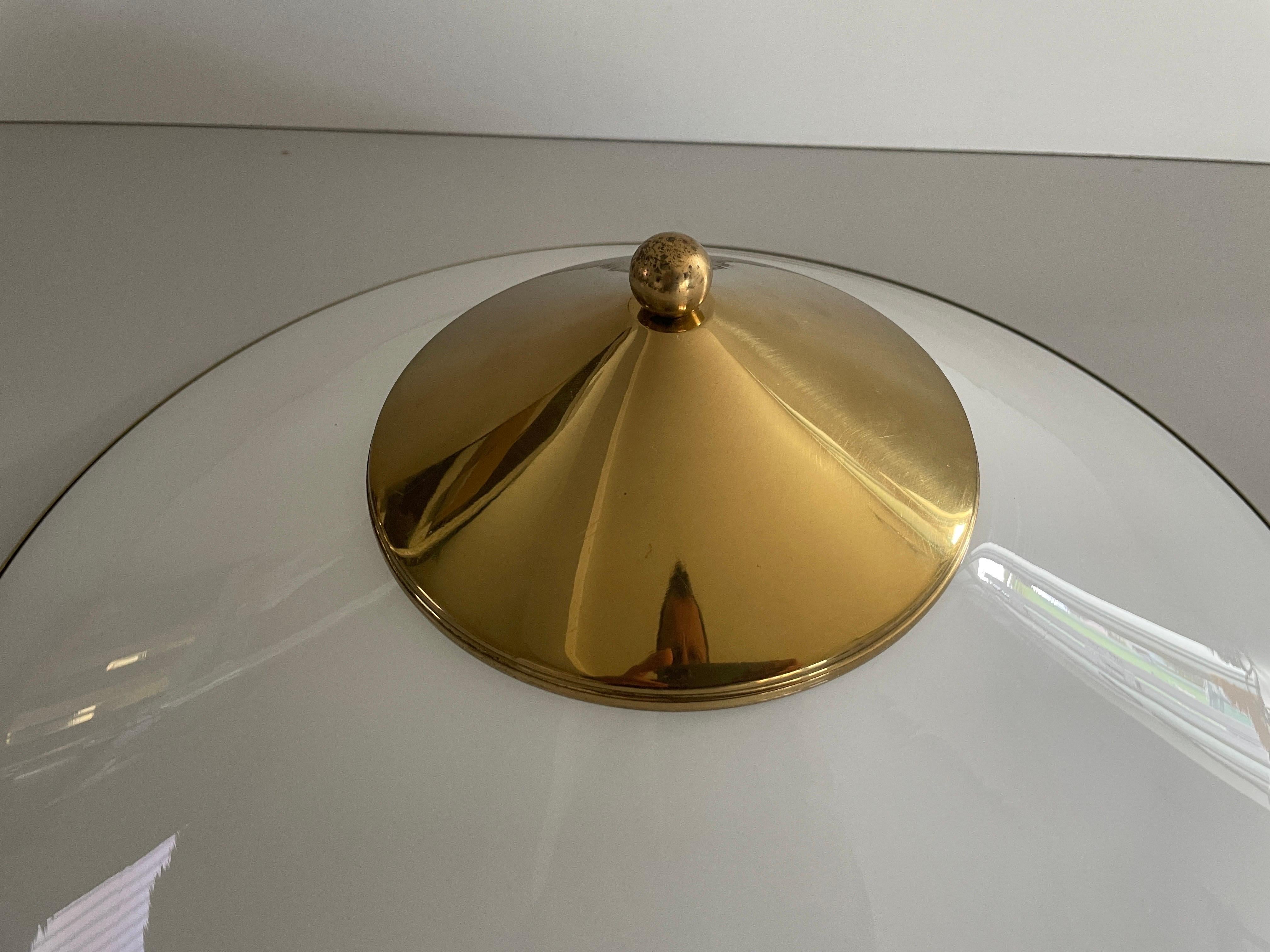 Lámpara de techo empotrada de latón pulido y cristal opalino, años 60, Alemania Latón en venta