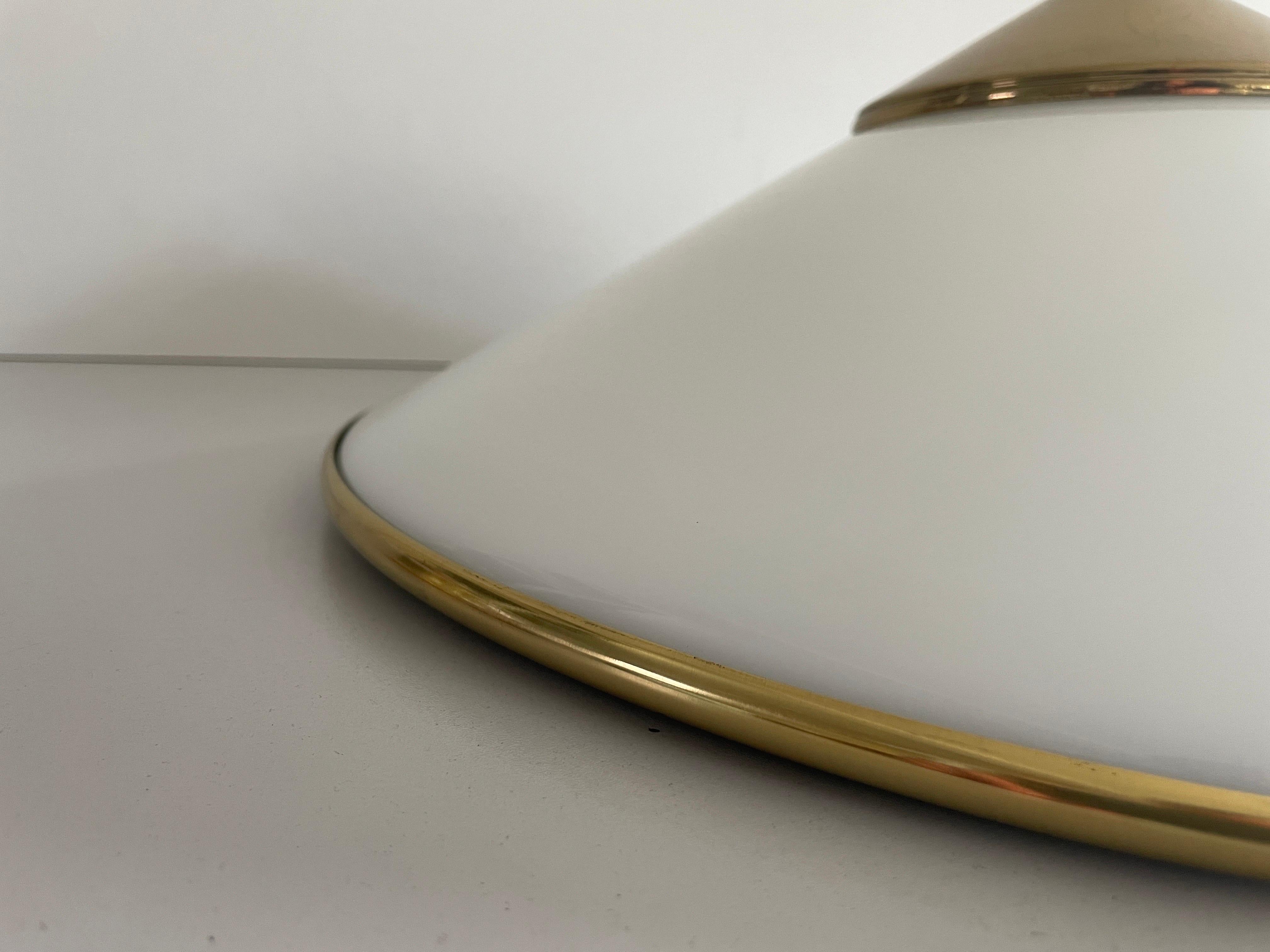 Lámpara de techo empotrada de latón pulido y cristal opalino, años 60, Alemania en venta 1