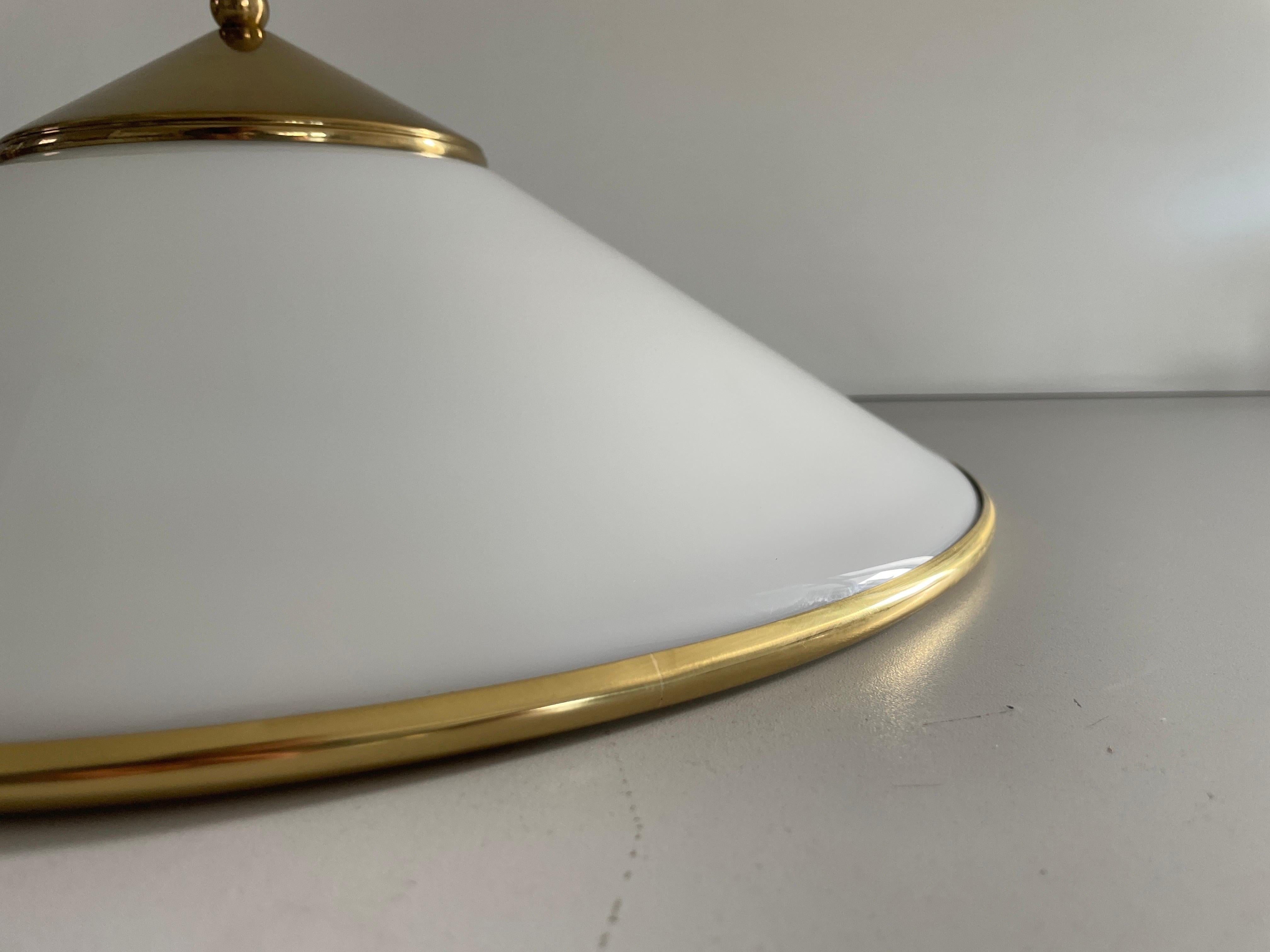 Lámpara de techo empotrada de latón pulido y cristal opalino, años 60, Alemania en venta 2