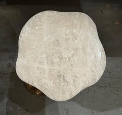 Table d'appoint en laiton poli et cristal de roche