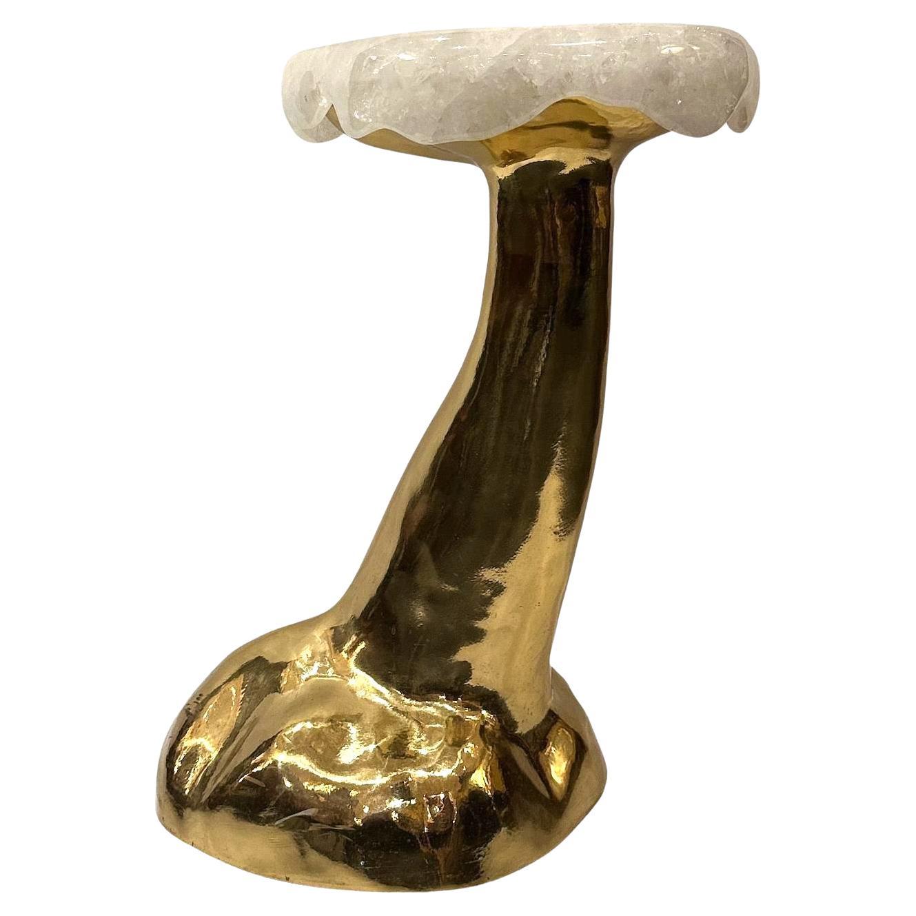 Table d'appoint en laiton poli et cristal de roche en vente