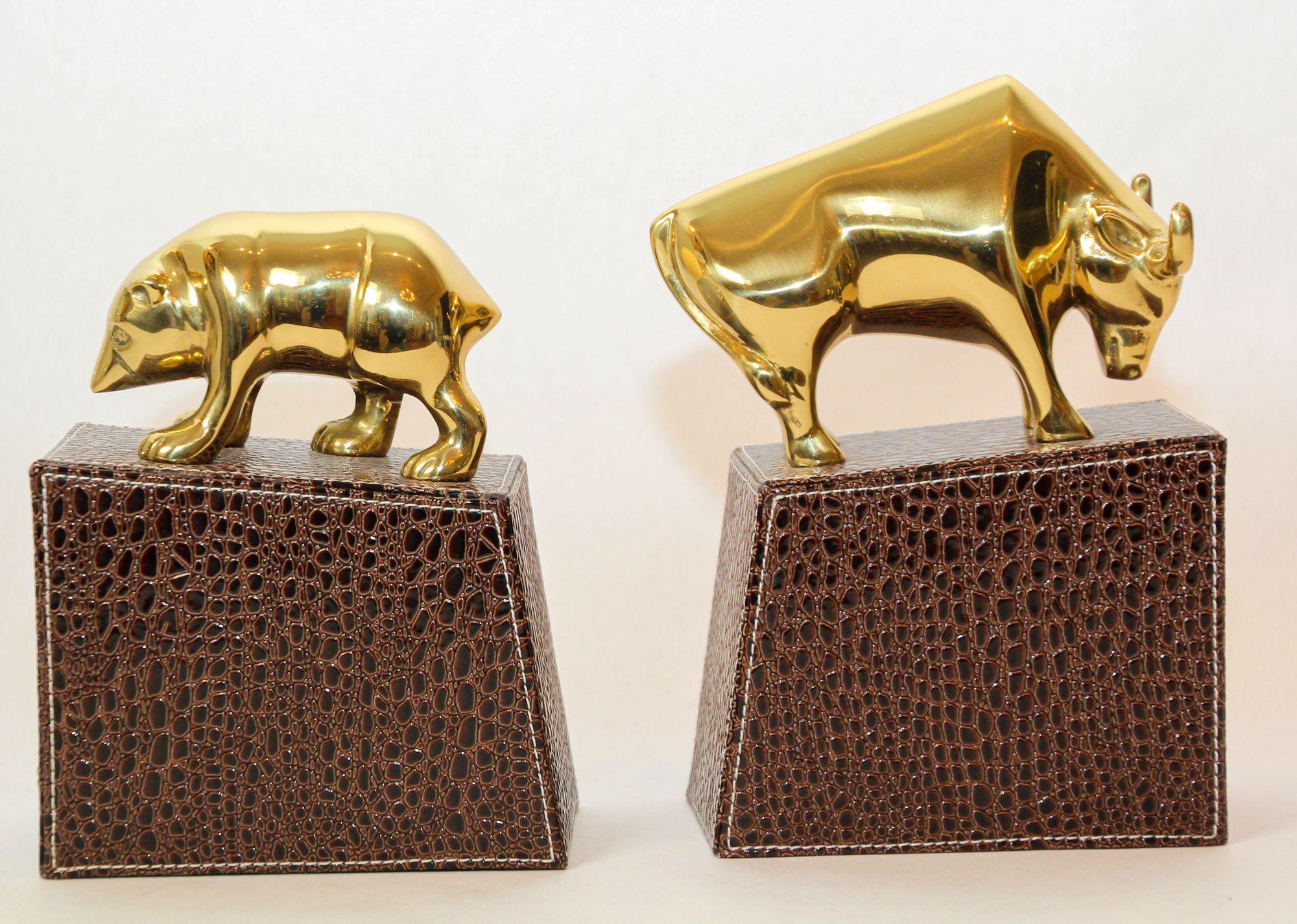 Polished Brass Bull and Bear Bookends Paperweights Wall Street In Good Condition For Sale In North Hollywood, CA
