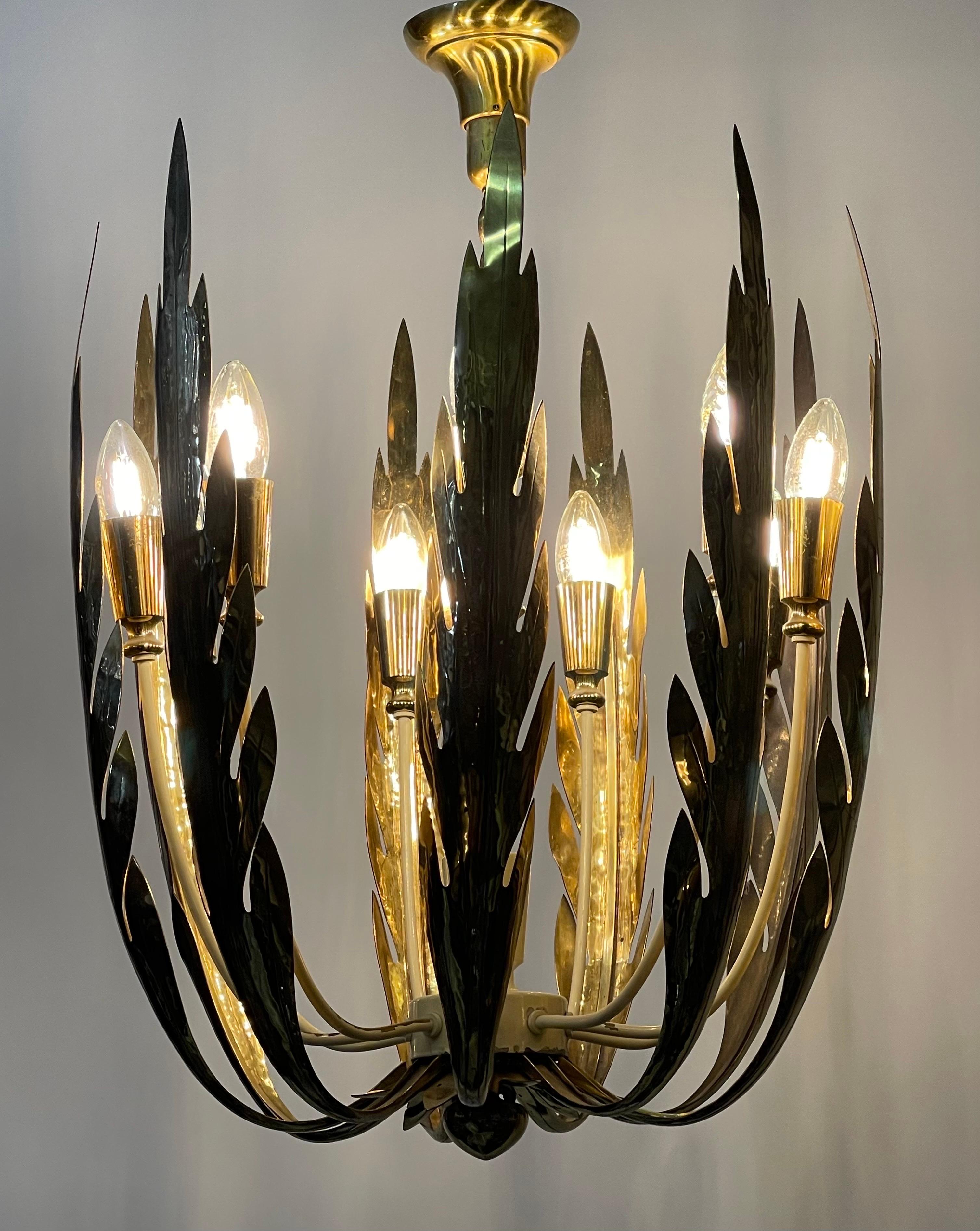Lampadario in ottone lucido di Vereinigte Werkstätten Munich,  circa anni '50 in vendita 3