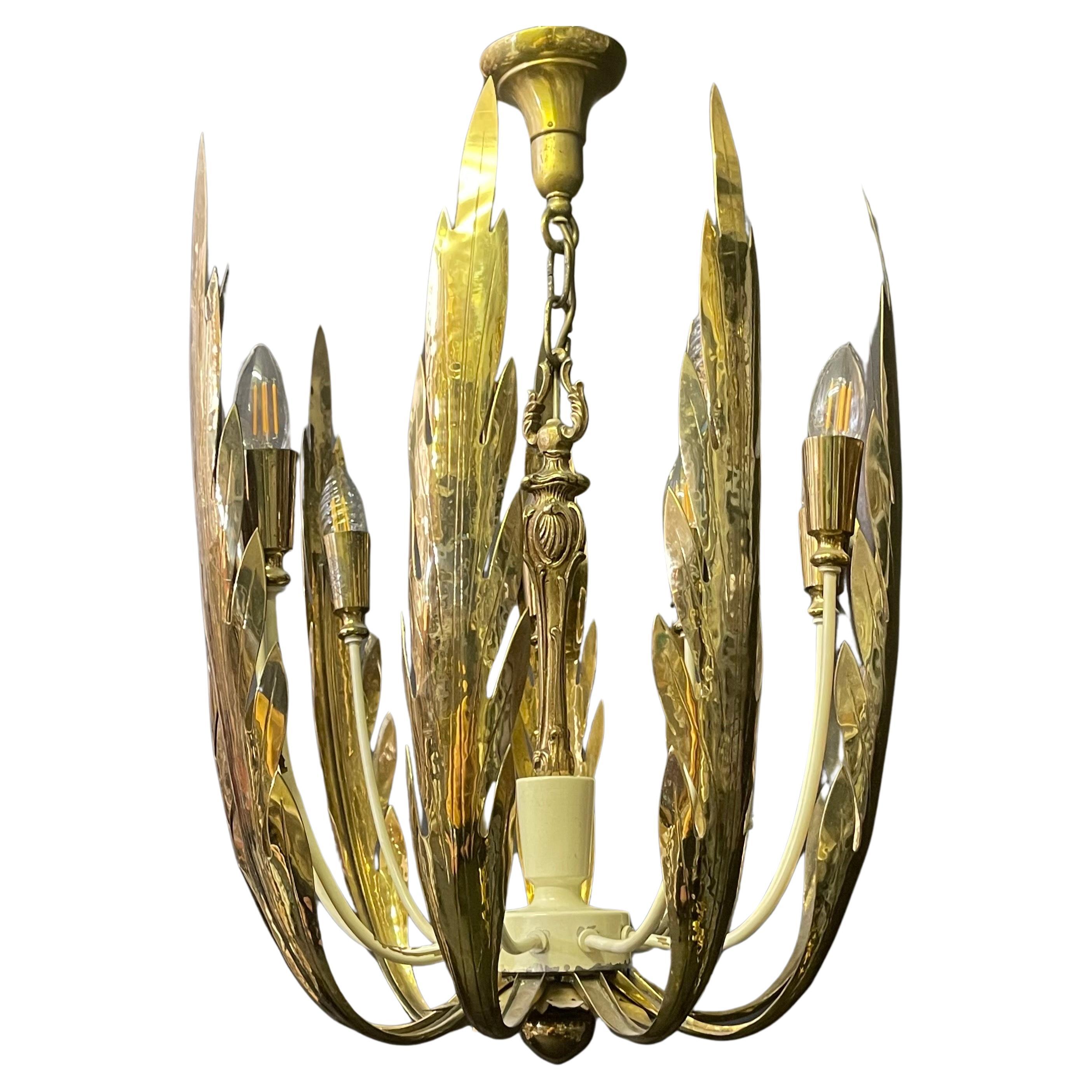 Spettacolare braccio a nove  lampadario in ottone lucido e metallo laccato bianco di Vereinigten Werkstätten München, Germania, anni '50 circa.

Zoccolo: 9 x e14 per lampadine a vite standard.

Le dimensioni sono: H. 25,59 pollici x L. 18,89 pollici
