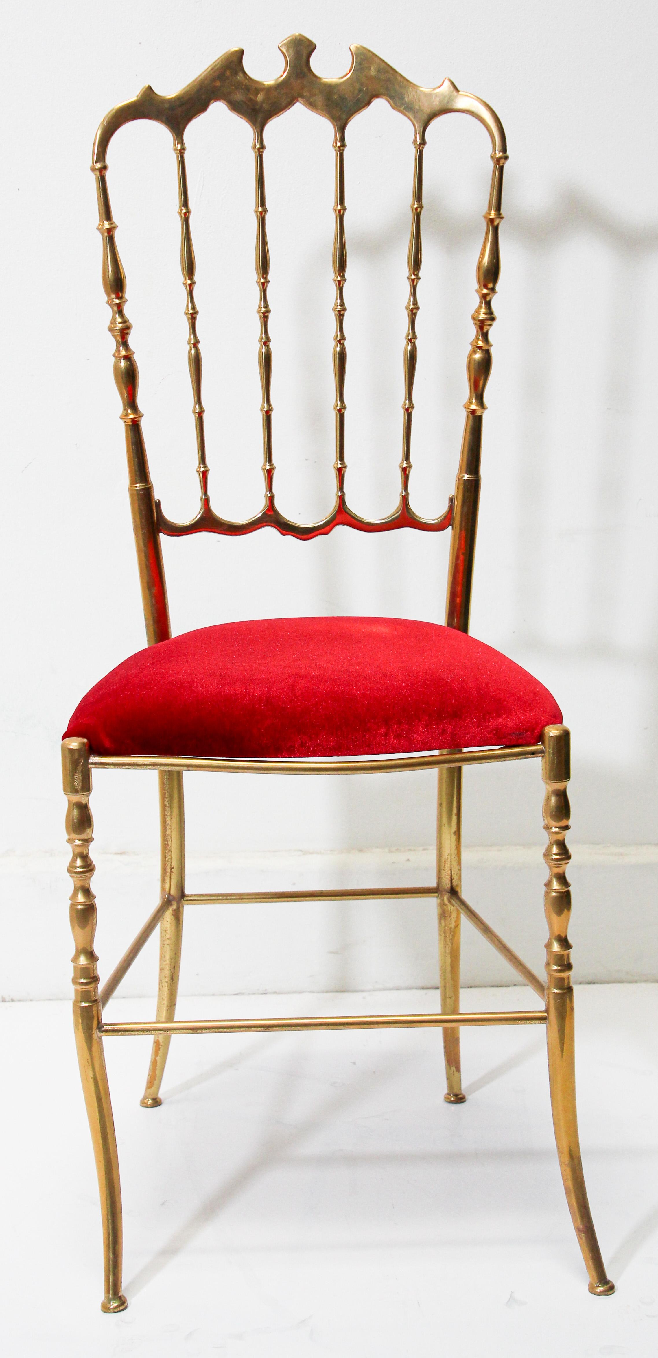 Wunderschöner italienischer Chiavari-Stuhl aus poliertem Messing mit Fledermausmotiv und rotem Samtbezug, um 1960.
Entworfen von Giuseppe Gaetano Descalzi und hergestellt seit dem frühen 19. Jahrhundert in der ligurischen Stadt Chiavari,