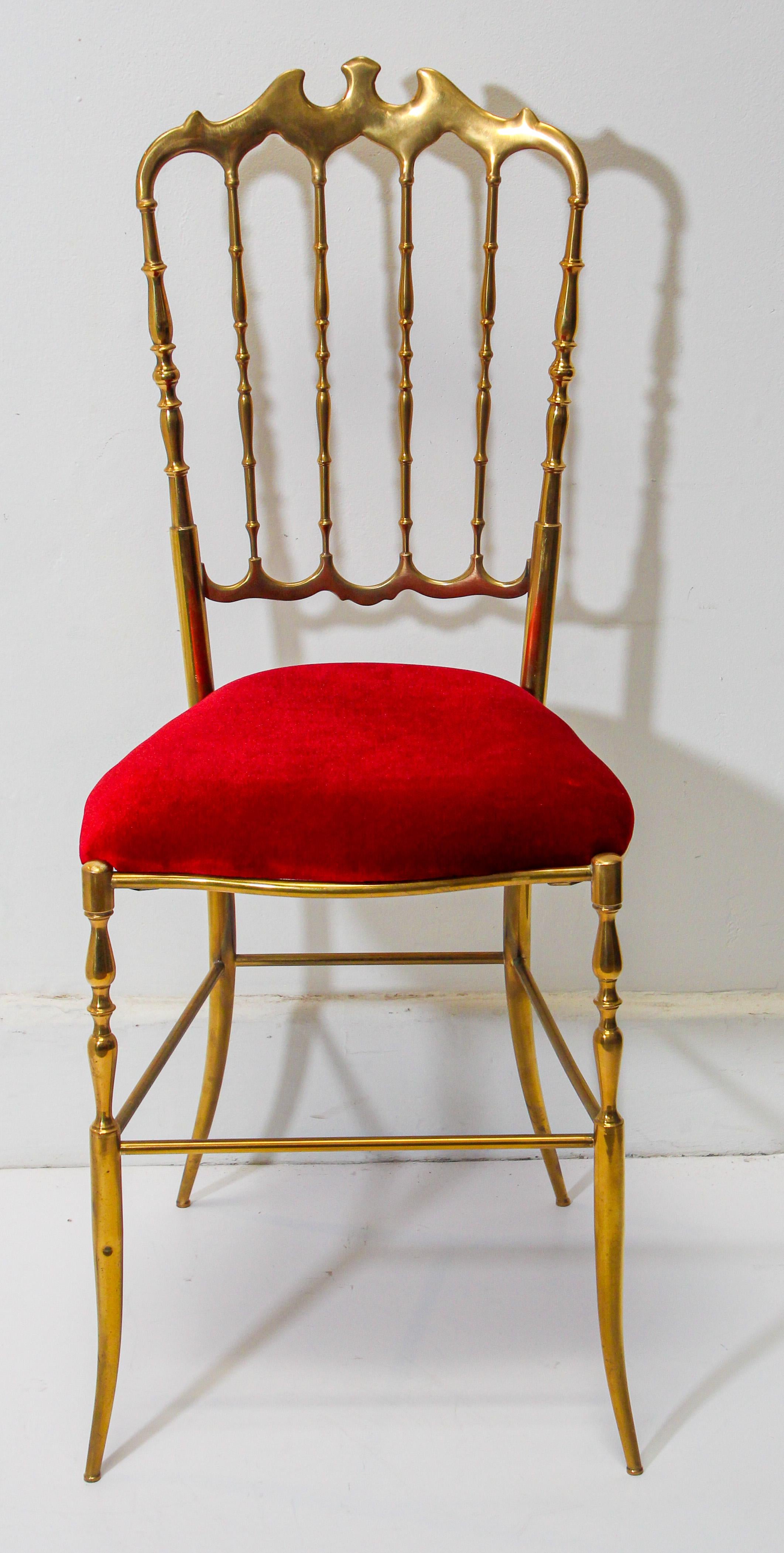 Superbe chaise Chiavari italienne en laiton poli avec motif de chauve-souris et tapisserie en velours rouge, vers les années 1960.
Conçu par Giuseppe Gaetano Descalzi et produit depuis le début du XIXe siècle dans la ville ligure de Chiavari, en