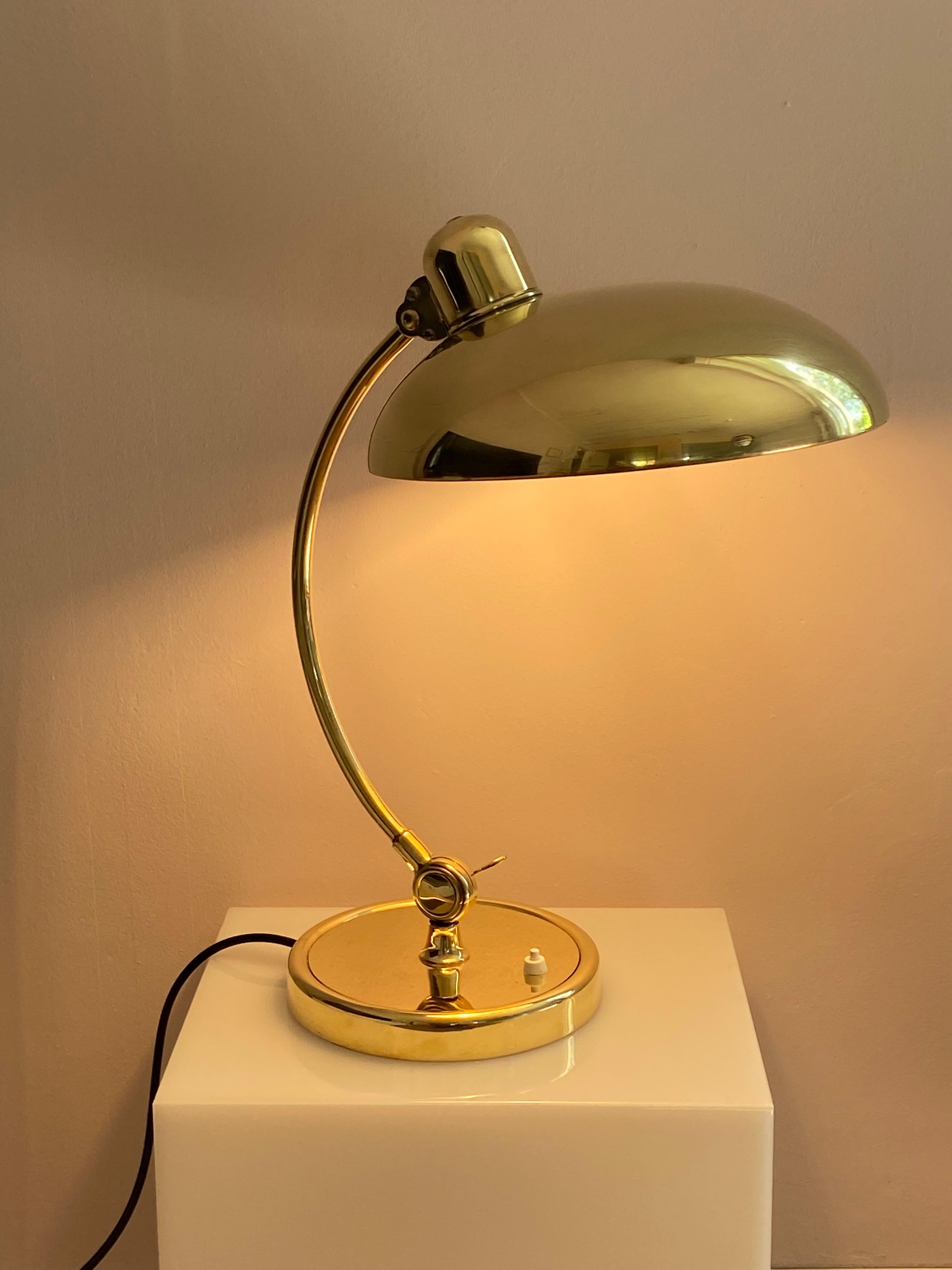 Lámpara de sobremesa Christian Dell 6631 de latón pulido de Kaiser Idell, Alemania en venta 6