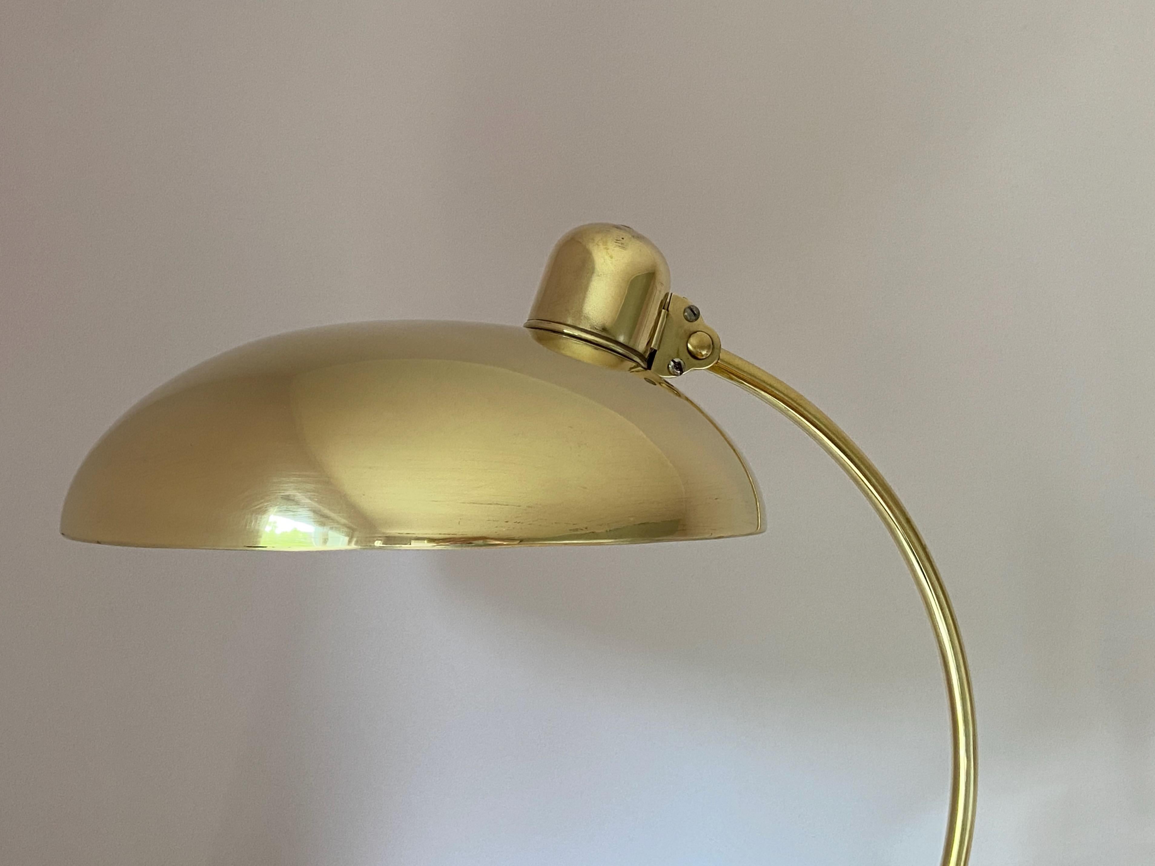 Polished Brass Christian Dell Table Lamp 6631 Desk Lamp by Kaiser Idell, Germany In Good Condition For Sale In Krefeld, DE