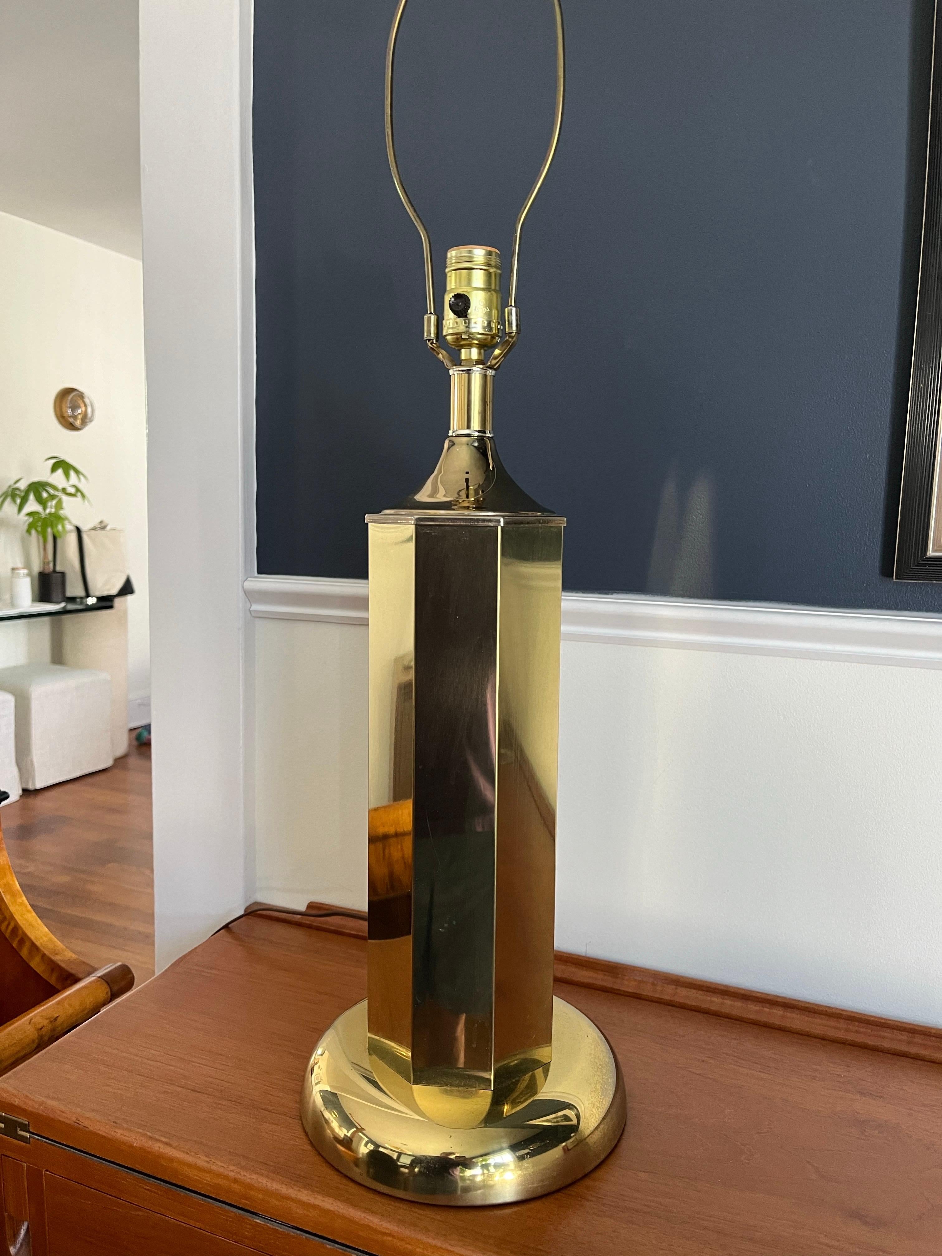 Lámpara de mesa de columna de latón pulido estilo Barbi octogonal Moderno de mediados de siglo en venta