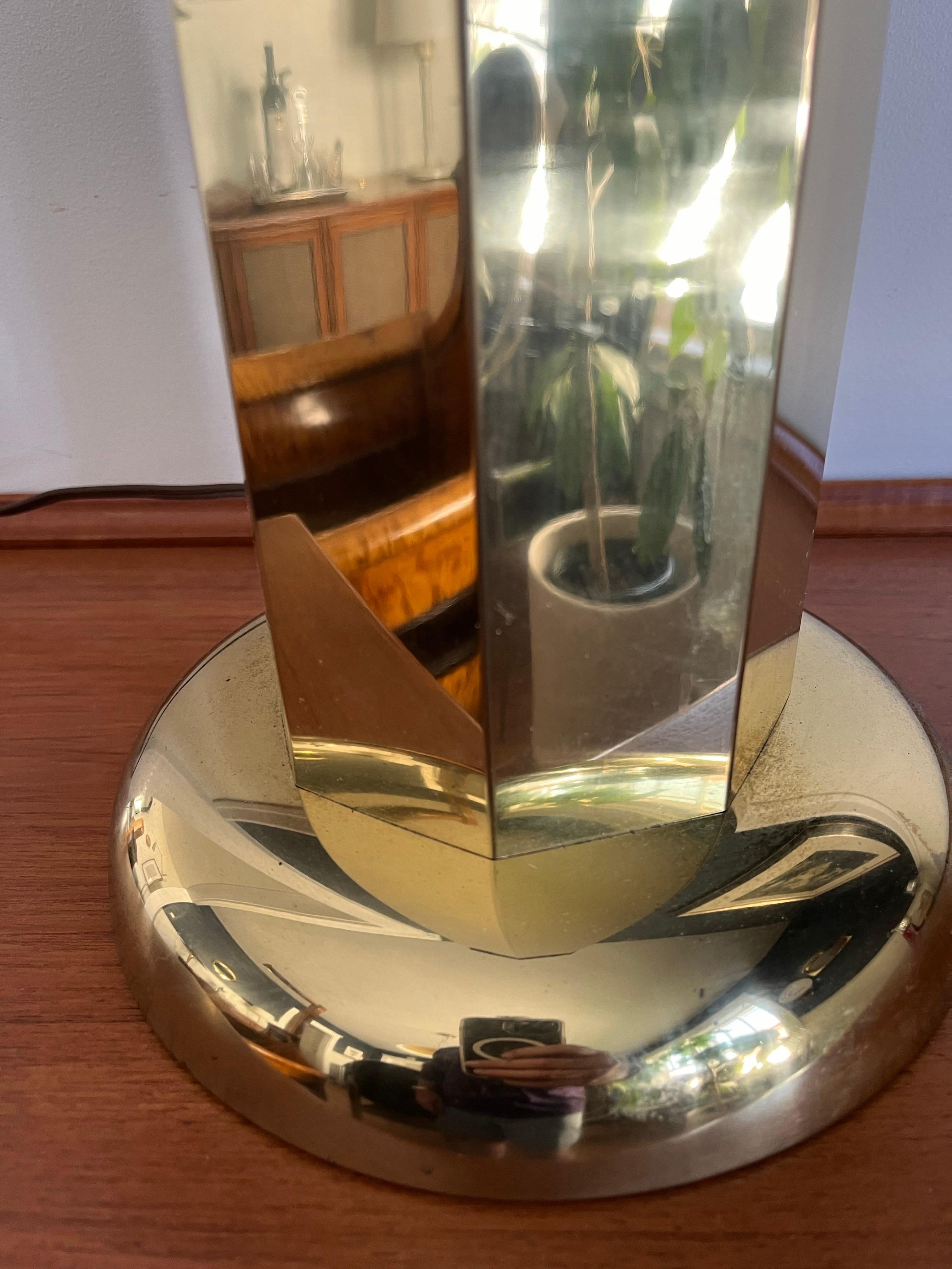 Lámpara de mesa de columna de latón pulido estilo Barbi octogonal en Bueno estado para la venta en W Allenhurst, NJ