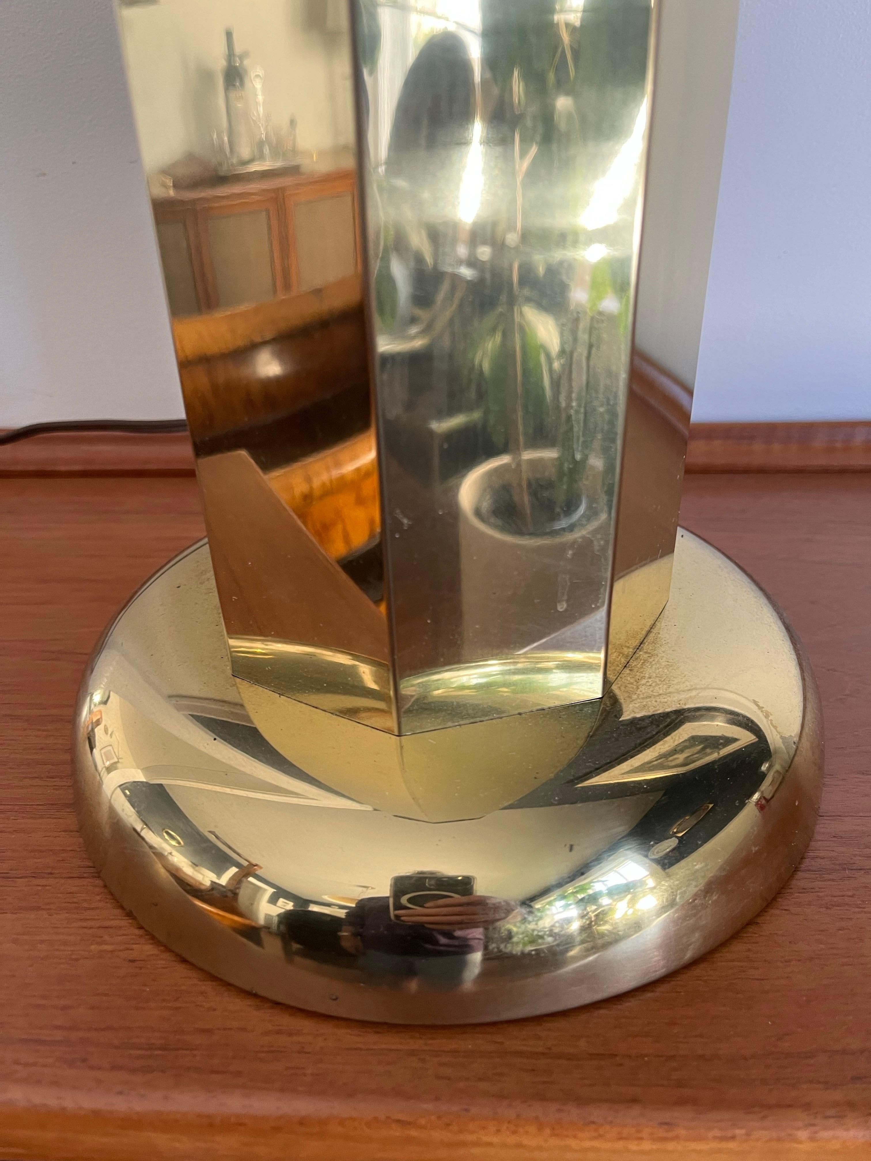 Lámpara de mesa de columna de latón pulido estilo Barbi octogonal siglo XX en venta