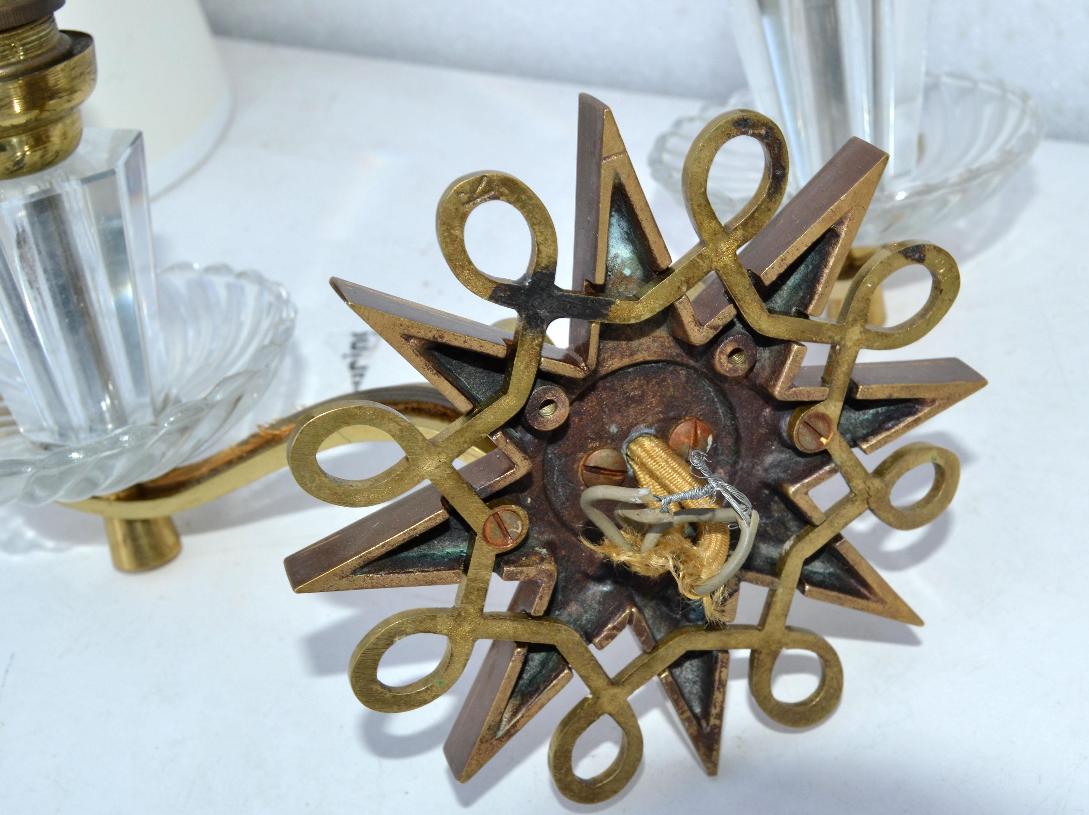 Paire d'appliques françaises en laiton poli et verre à facettes dans le style de Jules Leleu en vente 2