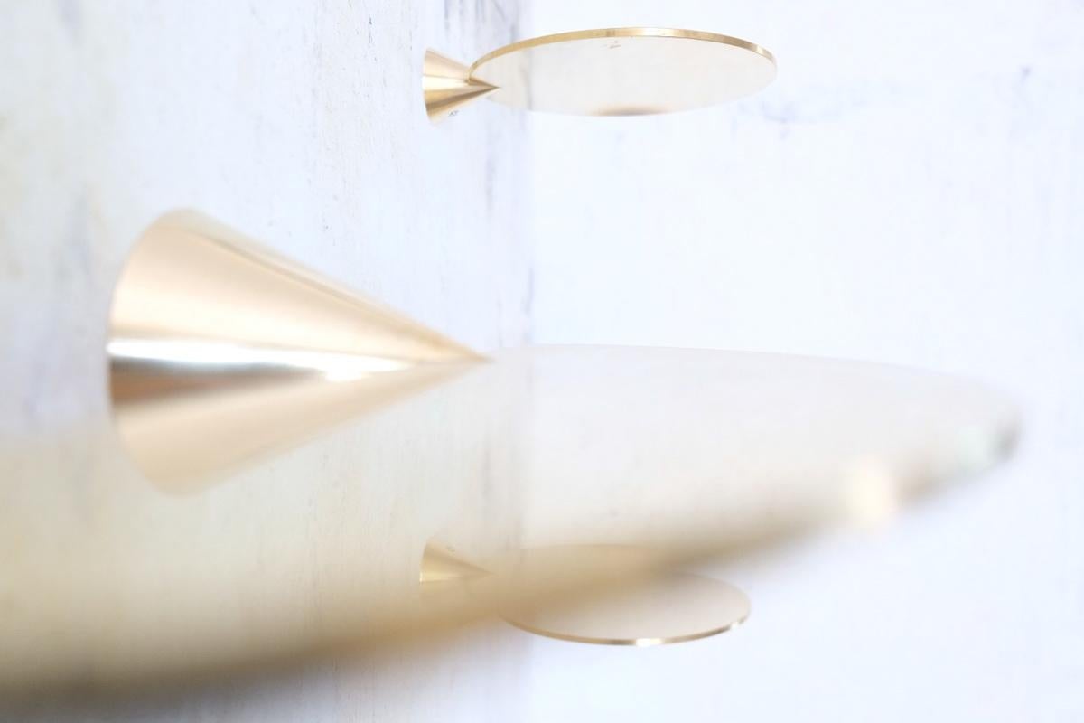 Schwebende Regale aus poliertem Messing, signiert von Chanel Kapitanj, Medium (21. Jahrhundert und zeitgenössisch) im Angebot