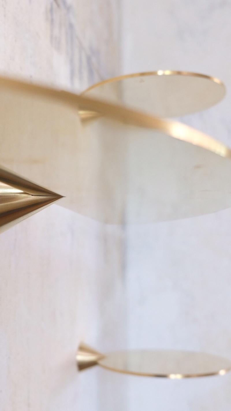 Schwebende Regale aus poliertem Messing, signiert von Chanel Kapitanj, Medium im Angebot 3