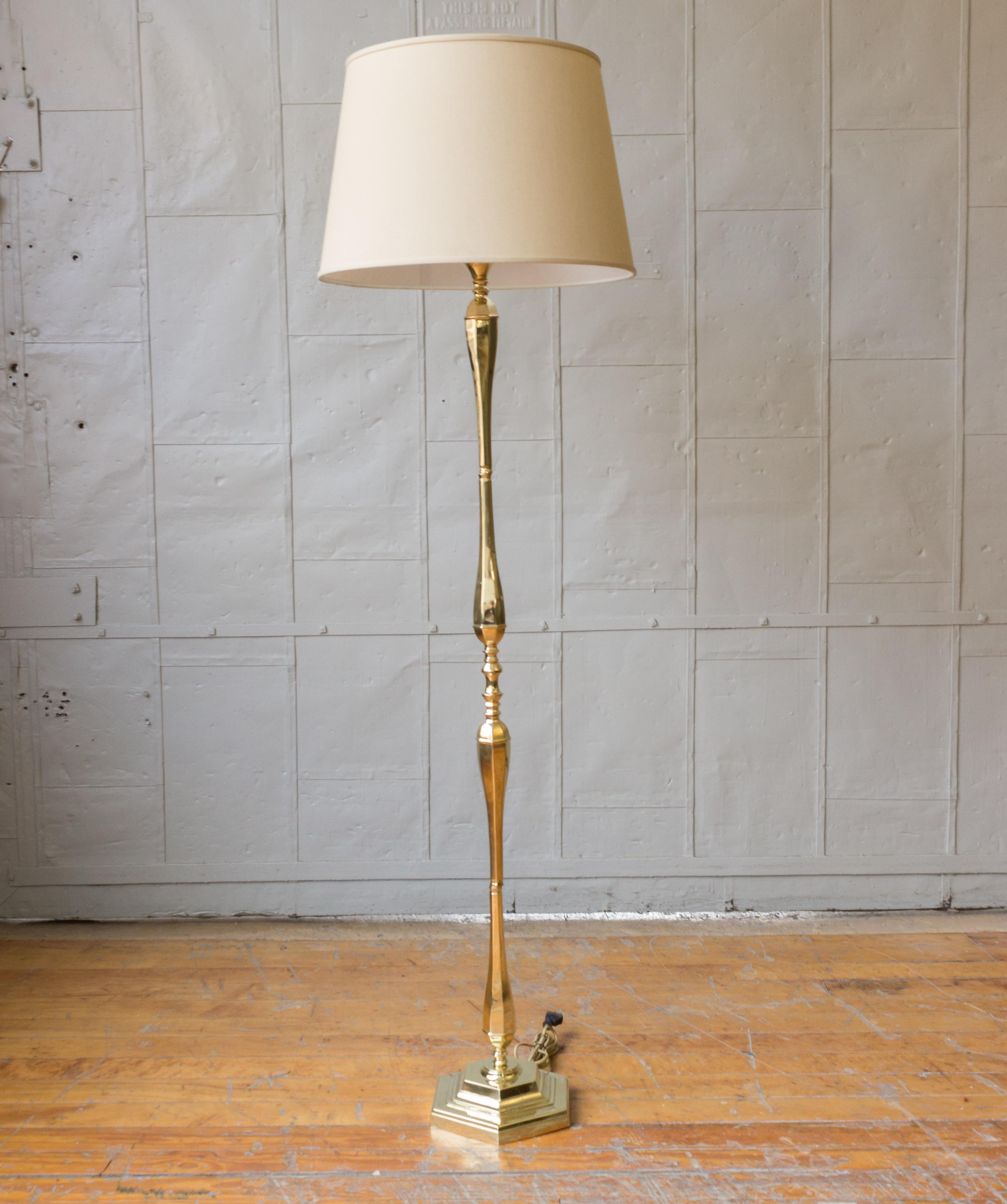 Stehlampe im neoklassischen Stil aus Frankreich, bestehend aus gedrechselten Einzelteilen auf einem sechseckigen Sockel. Diese Stehlampe wurde kürzlich mit einer polierten Messingoberfläche überzogen und neu verkabelt. Nicht UL-verdrahtet. Die Lampe