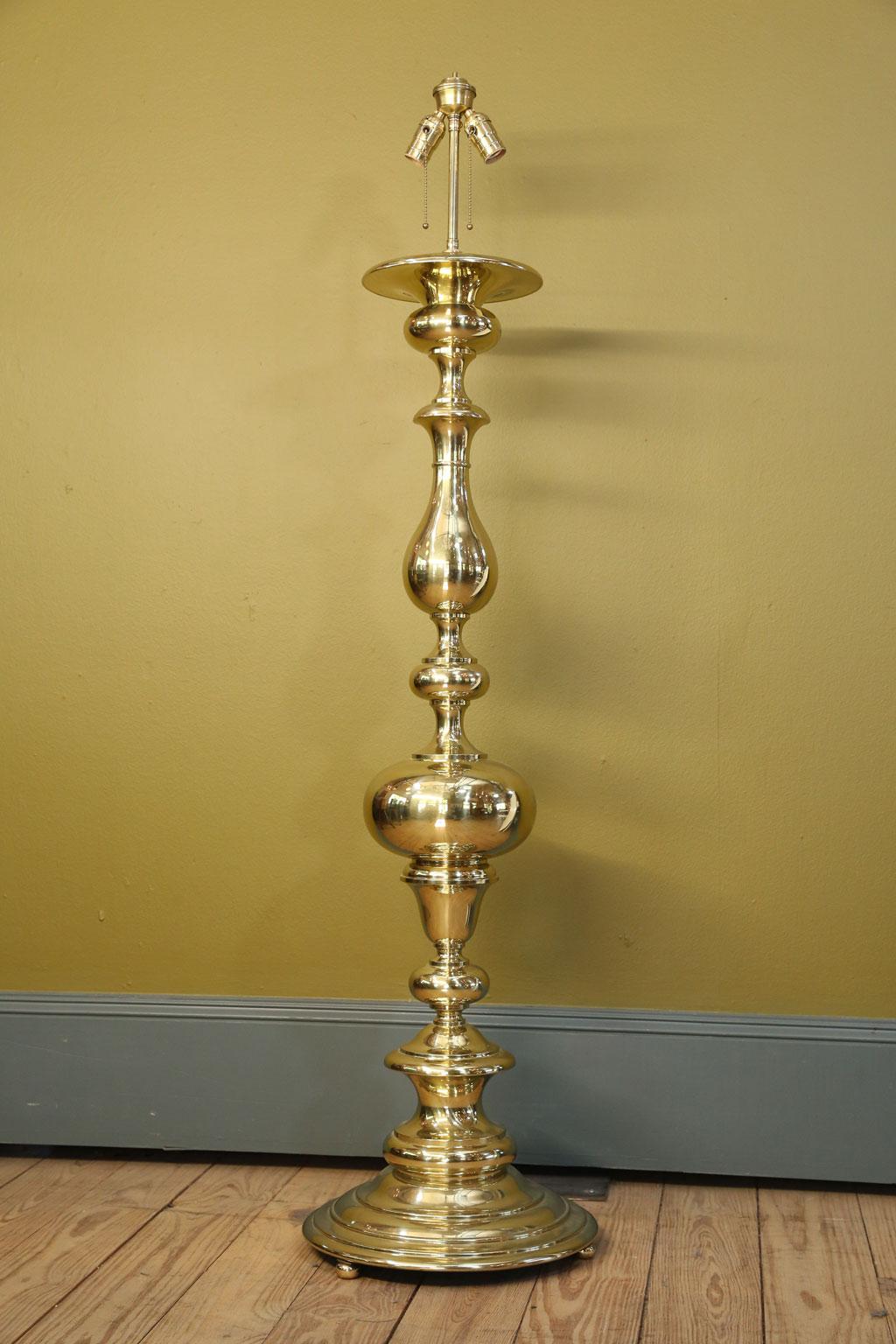 Lampada da terra in stile georgiano in ottone lucido in vendita 1