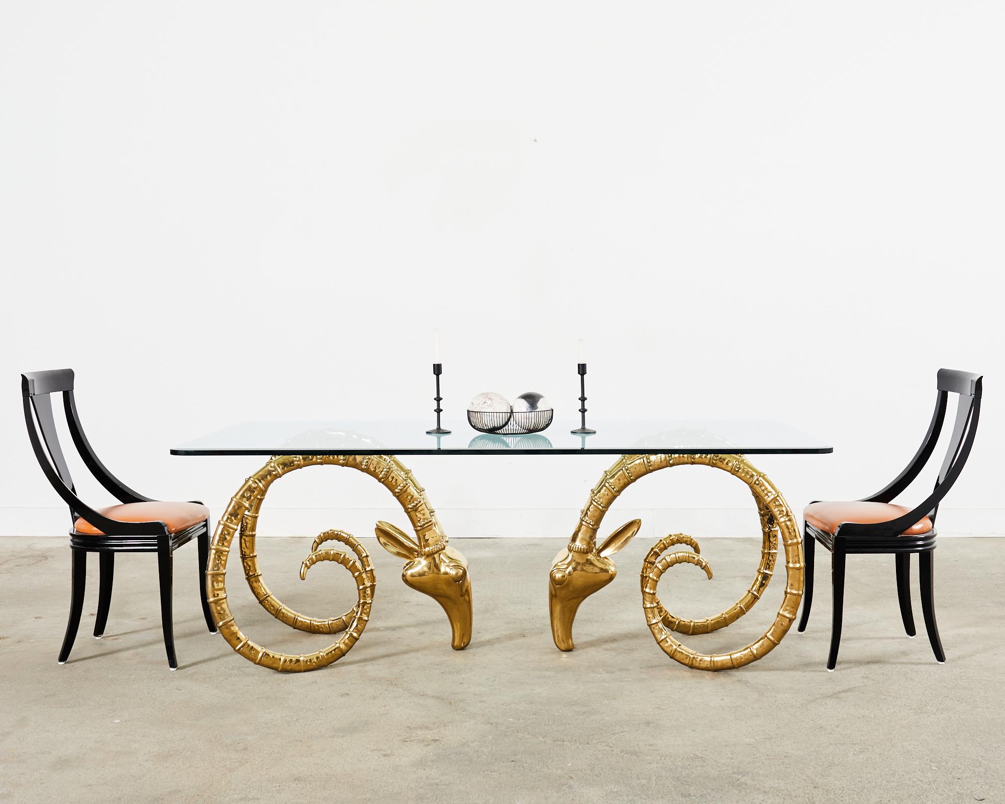 Fabelhafter Steinbockkopf-Esstisch in der Art und im Stil von Alain Chervet. Der Tisch verfügt über ein Paar große Widderkopfstützen mit einer sorgfältigen, dramatischen, vollständig polierten Oberfläche. Das glamouröse Hollywood-Regency-Design wird