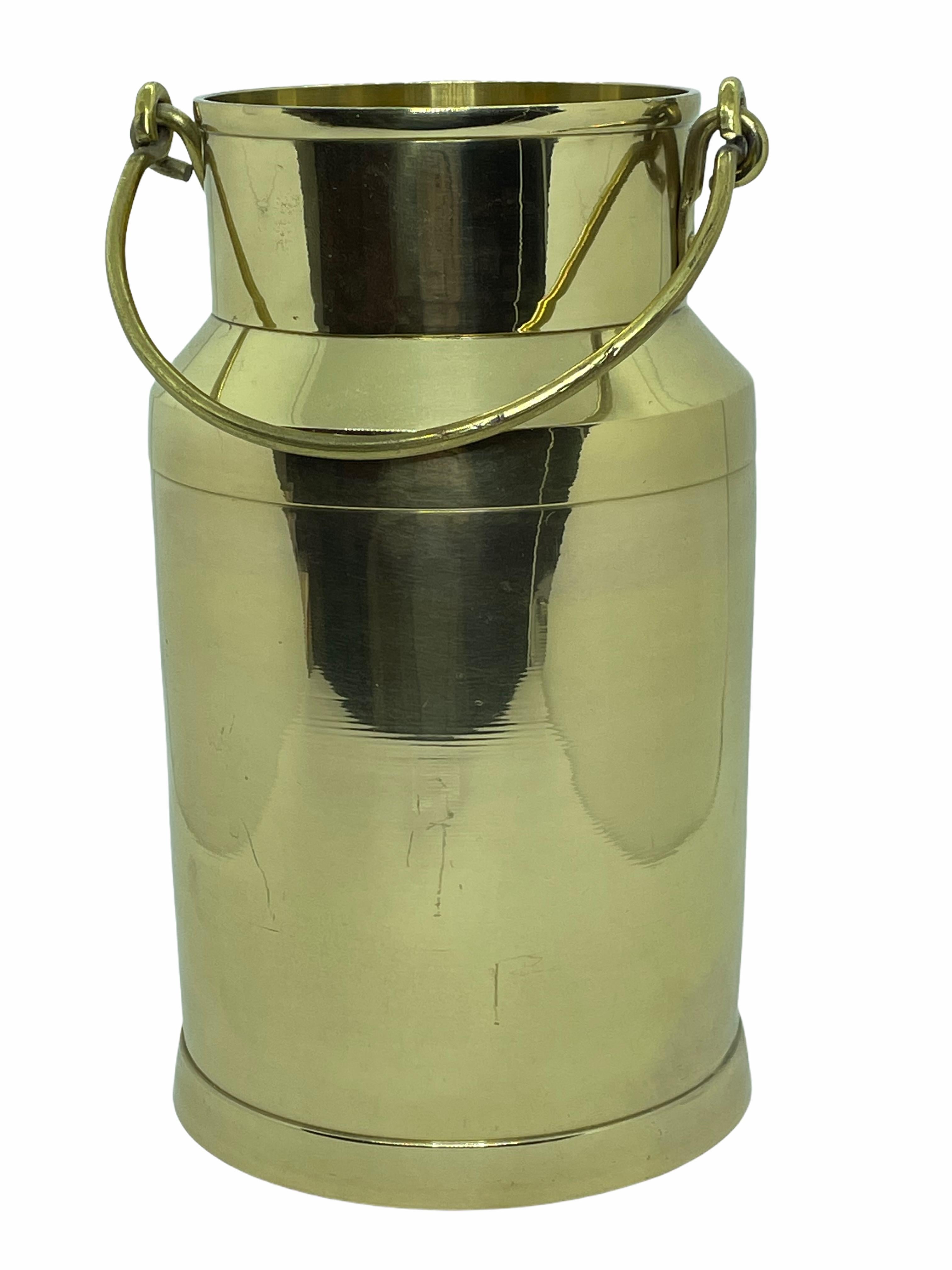 Tedesco Vaso da fiori o recipiente in stile lattiera in ottone lucido, Germania, anni '70 in vendita