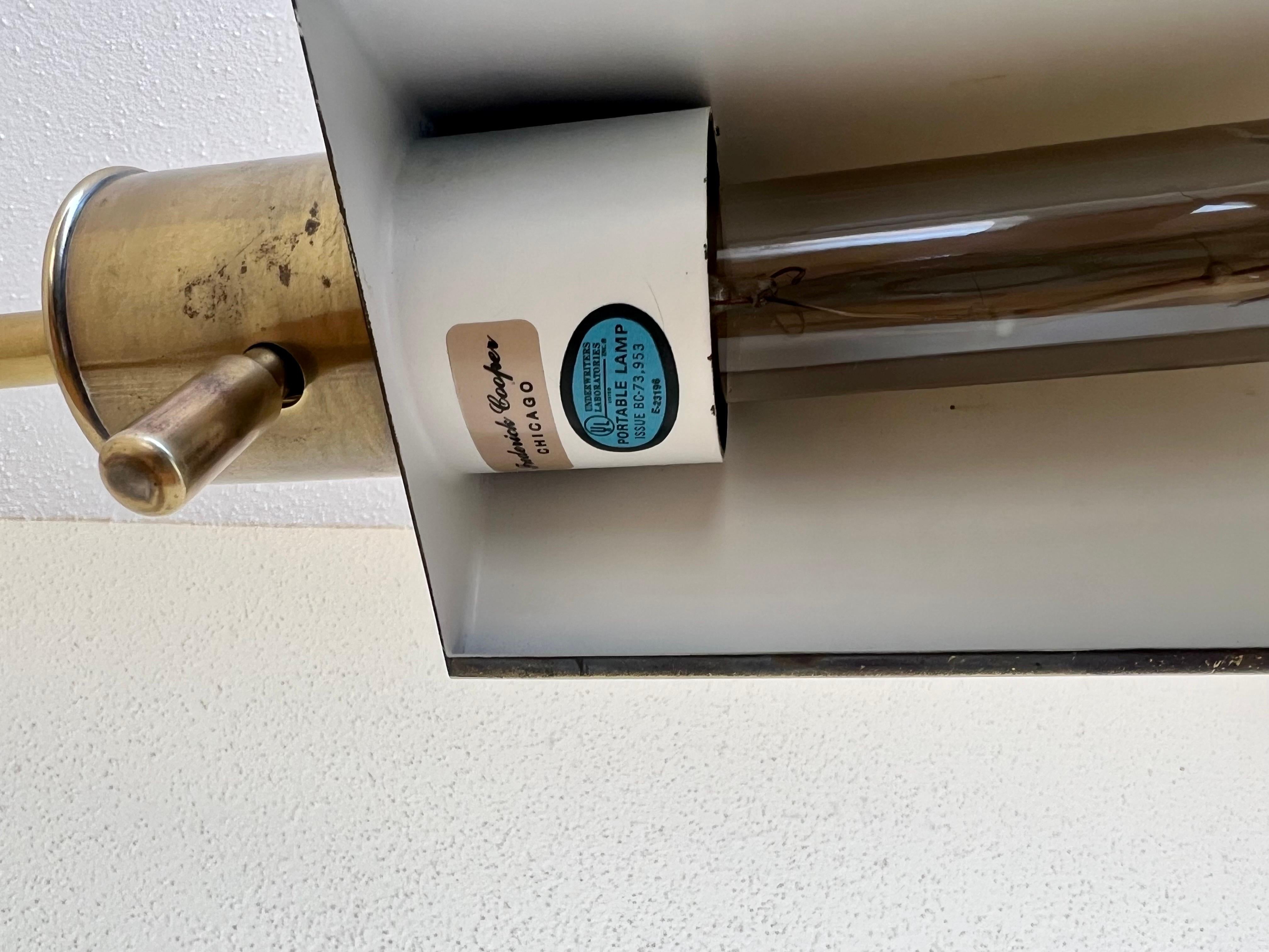 Mehrdirektionale Apotheker-Stehlampe aus poliertem Messing von Frederick Cooper im Zustand „Hervorragend“ im Angebot in San Diego, CA