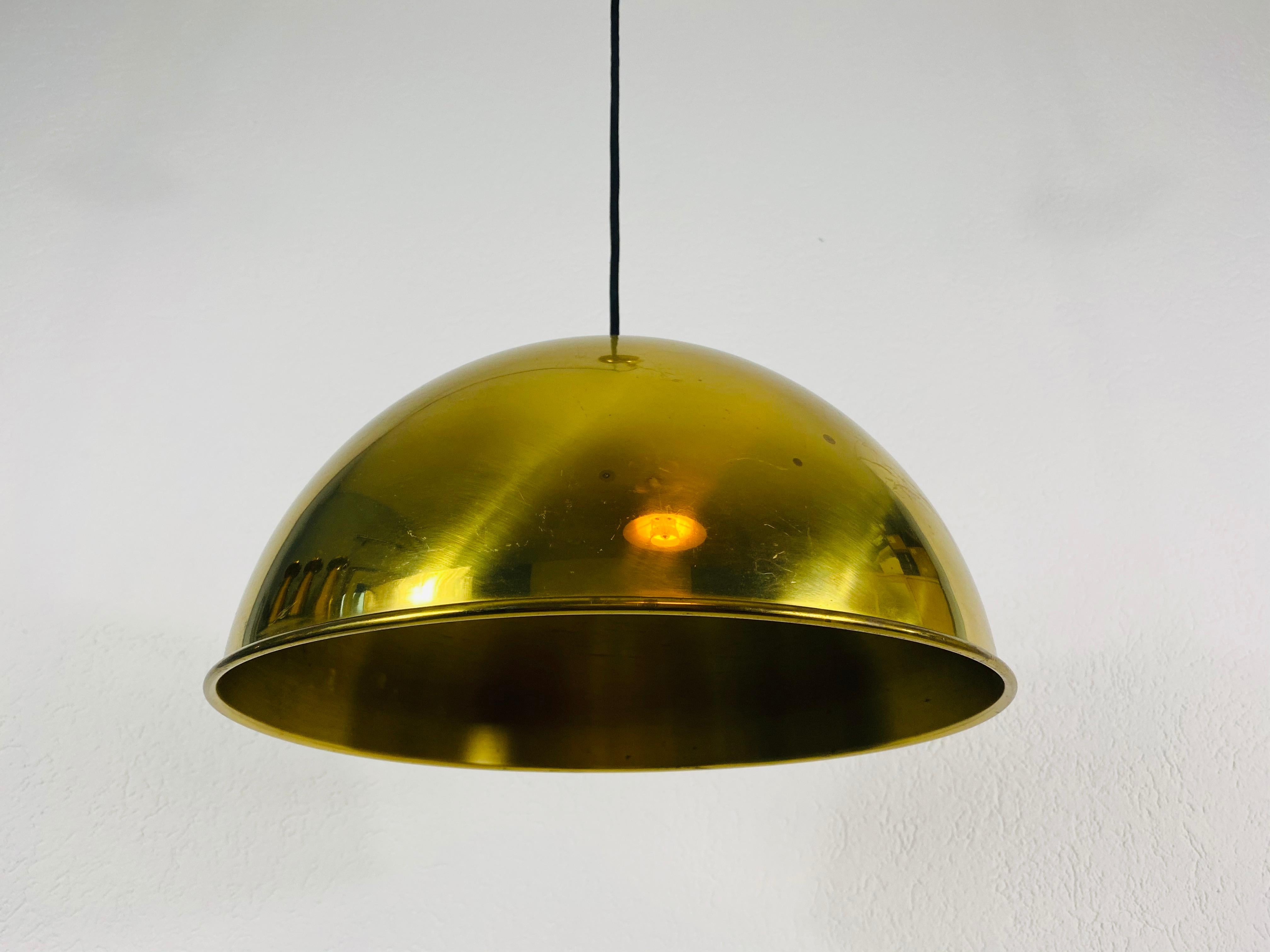 Counter balance pendant designed by Florian Schulz and made in Germany in the 1970s. It is fascinating with its Exclusive Design. The height of the lighting is adjustable.

Measurements of shade:
Height 25 cm
Width 37 cm

The light requires