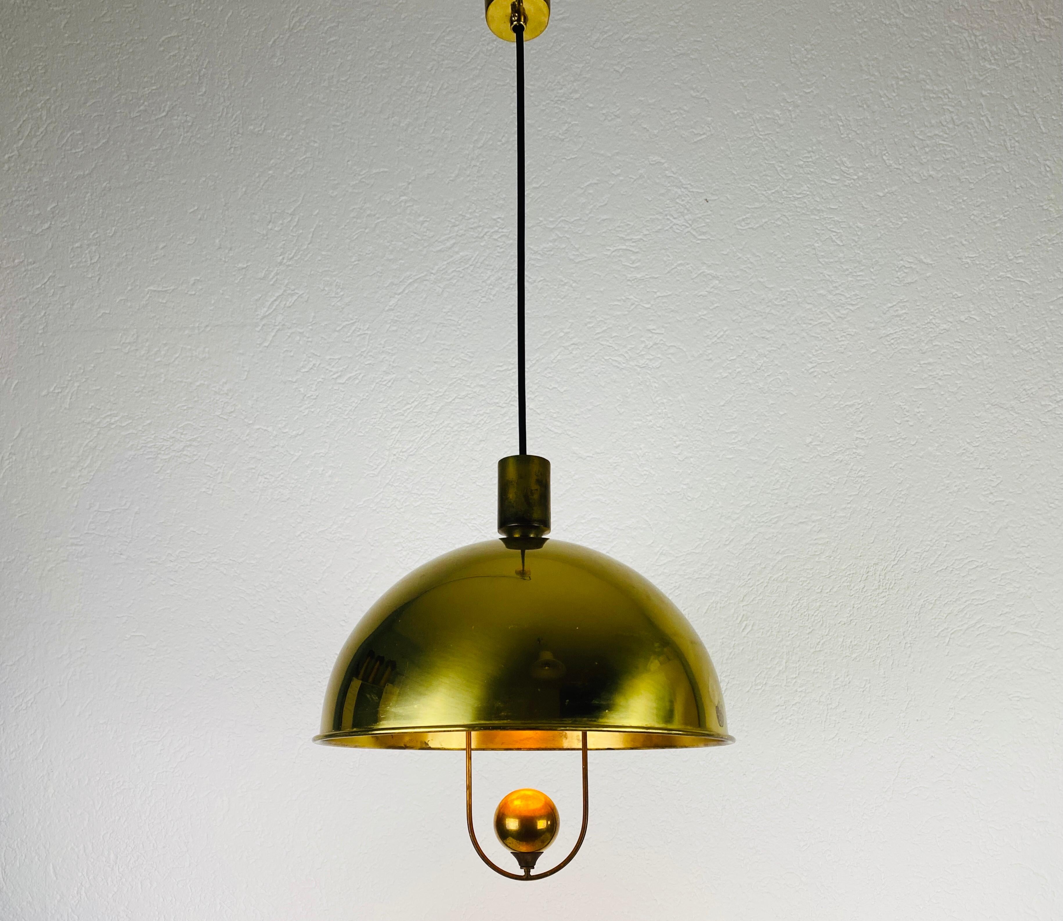 Extraordinary polished brass pendant lamp designed by Florian Schulz and made in Germany in the 1970s. It is fascinating with its Exclusive Design. The height of the lighting is adjustable.

Measurements of shade:
Max height 84 cm
Height 36