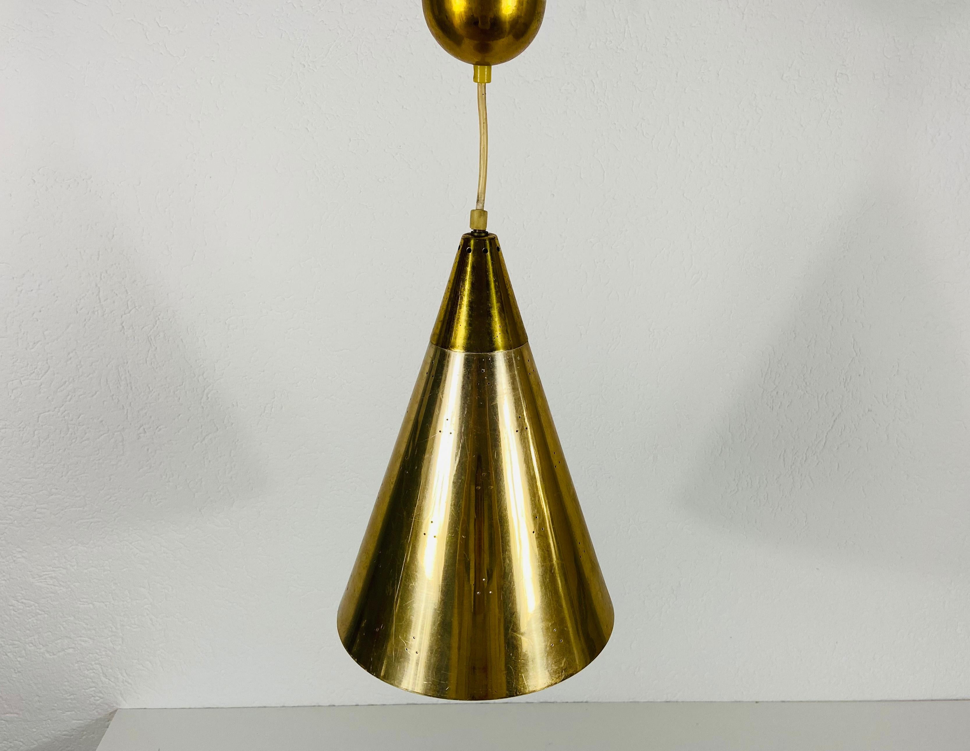 Mid-Century Modern Lampe à suspension en laiton poli dans le style de Paavo Tynell, années 1950 en vente