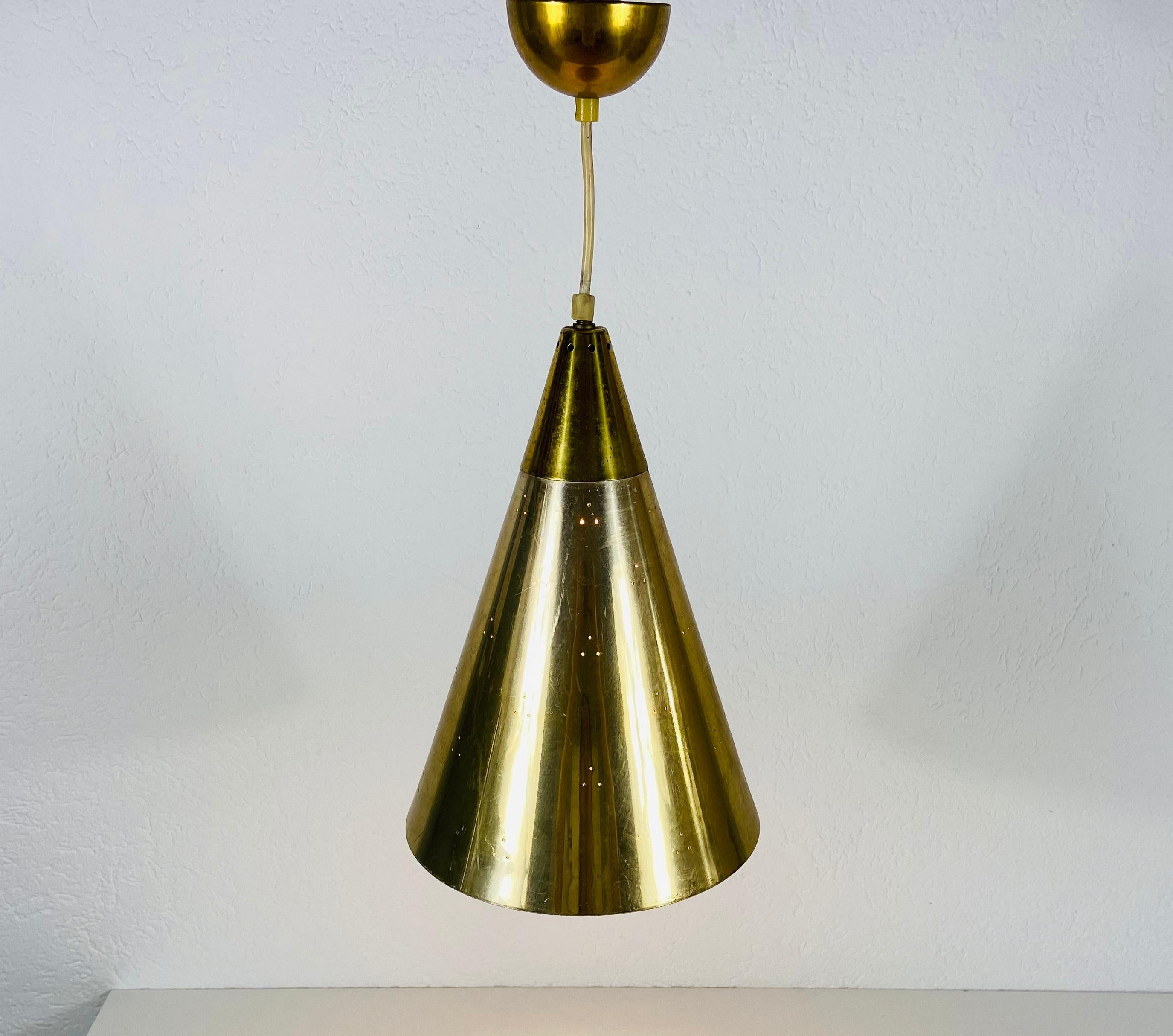 Lampe à suspension en laiton poli dans le style de Paavo Tynell, années 1950 Bon état - En vente à Hagenbach, DE