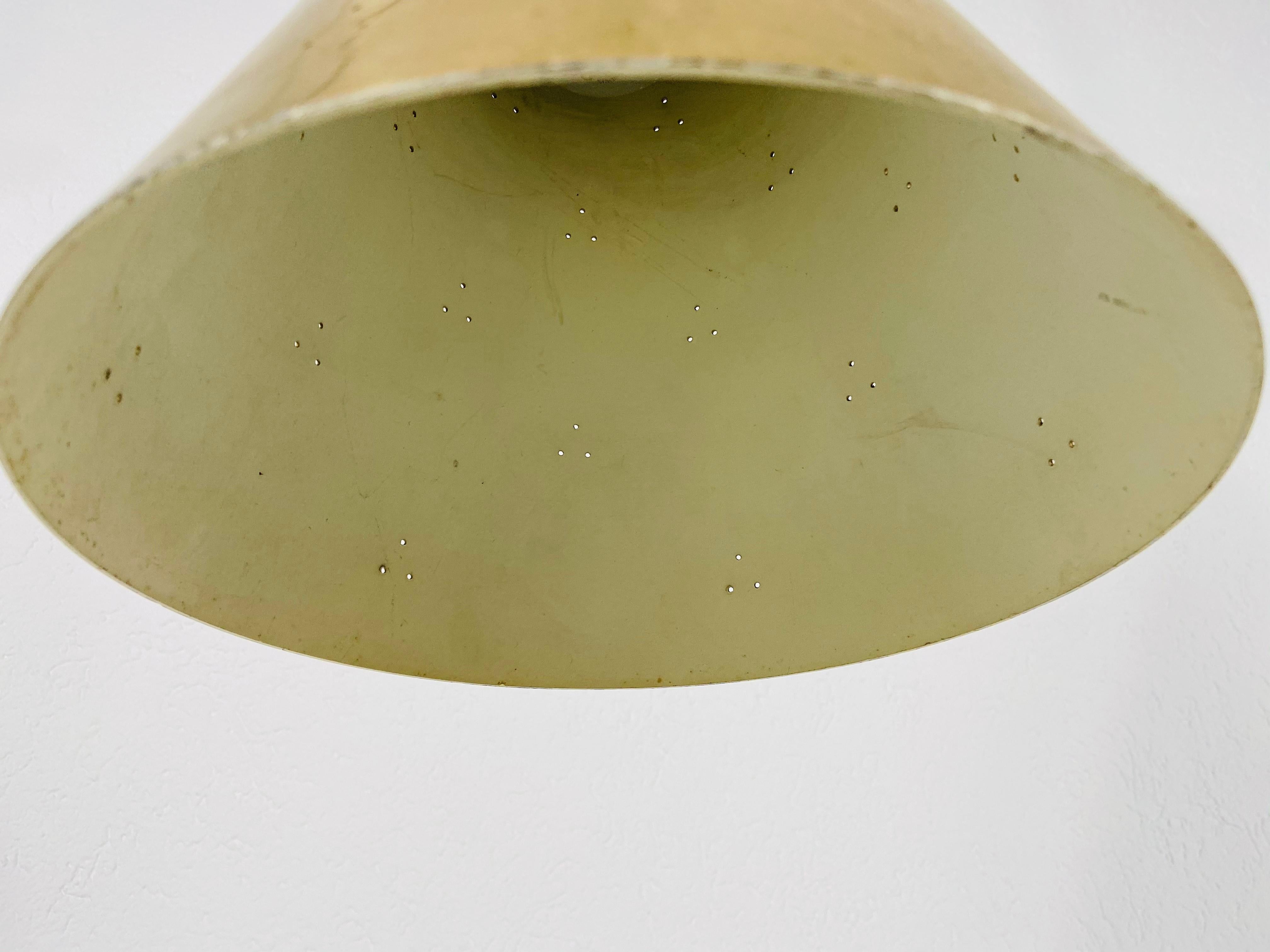 Milieu du XXe siècle Lampe à suspension en laiton poli dans le style de Paavo Tynell, années 1950 en vente