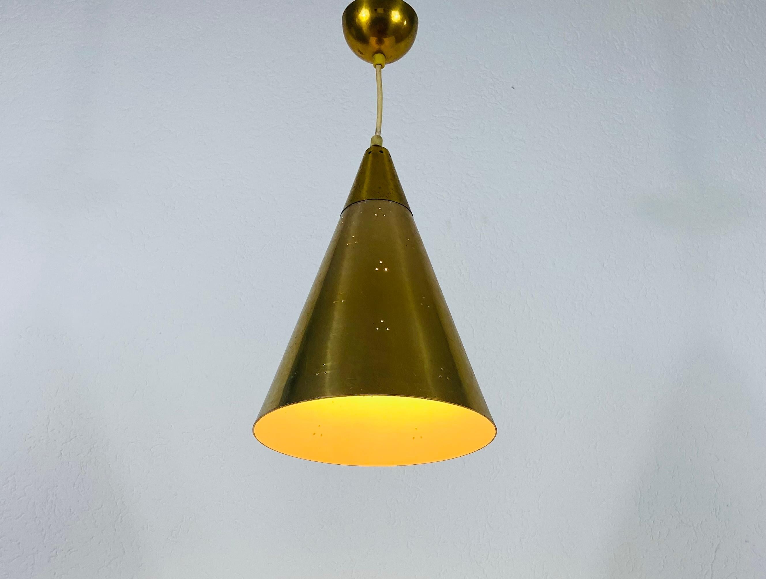 Lampe à suspension en laiton poli dans le style de Paavo Tynell, années 1950 en vente 1