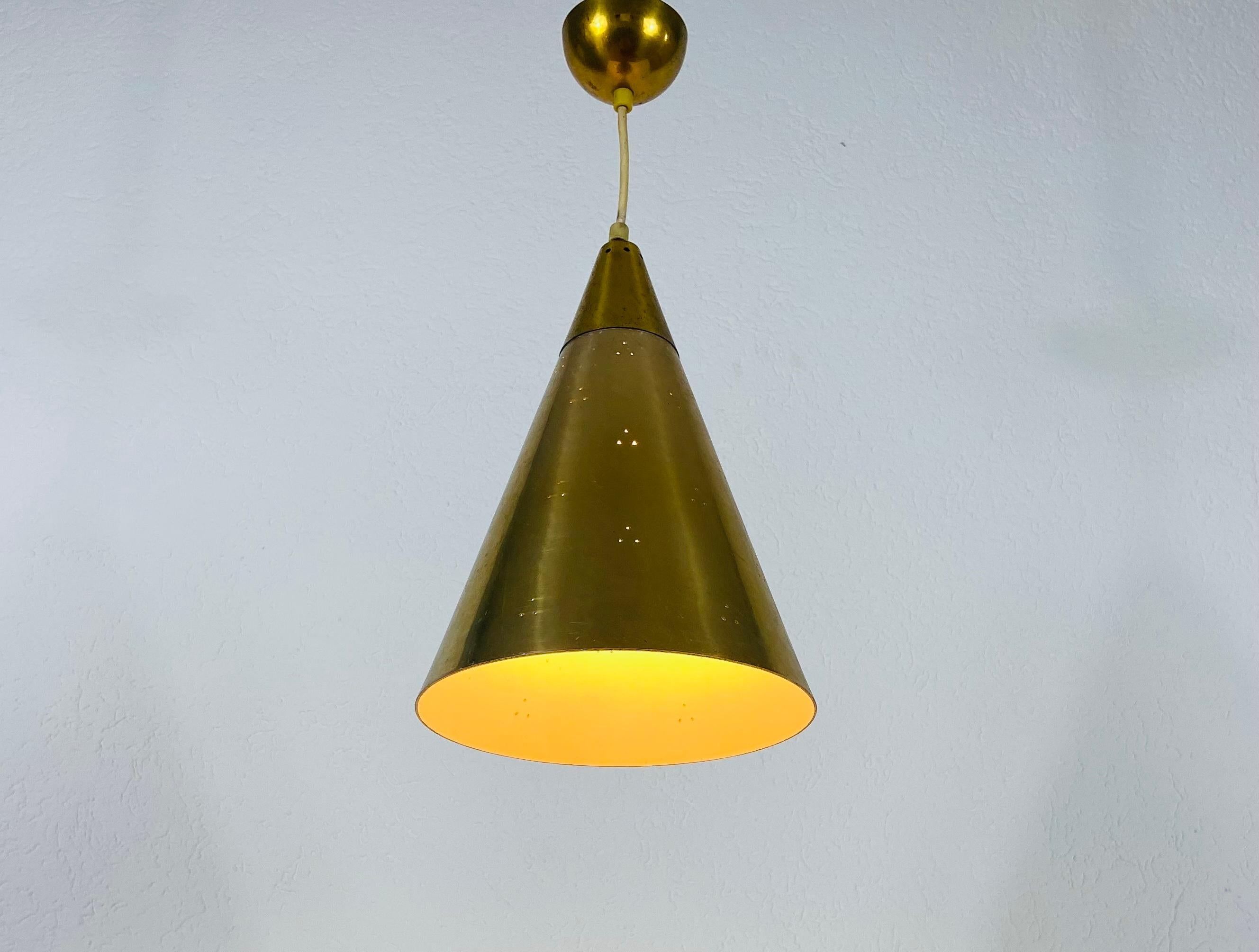 Lampada a sospensione in ottone lucido nello stile di Paavo Tynell, anni '50 in vendita 1