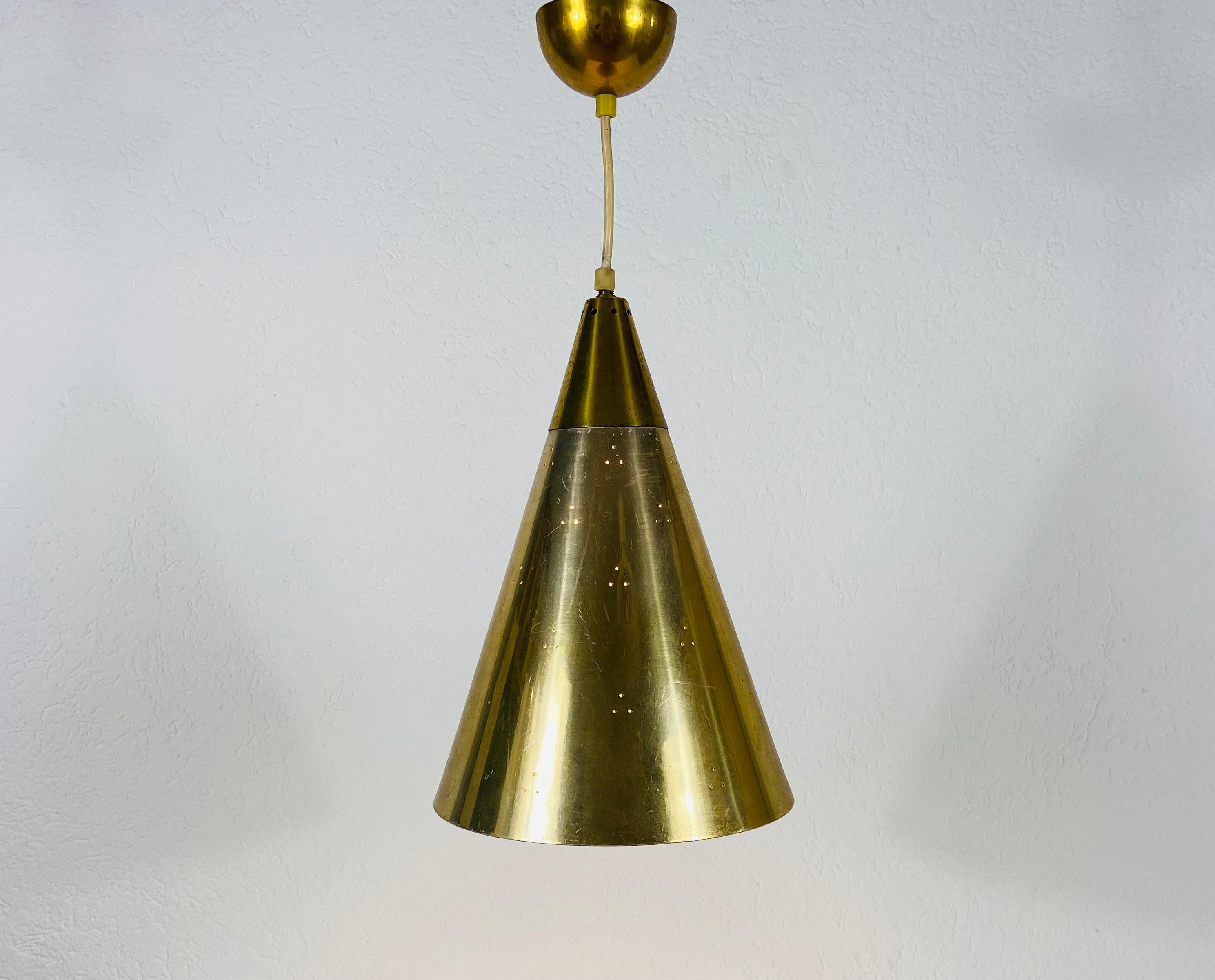 Lampe à suspension en laiton poli dans le style de Paavo Tynell, années 1950 en vente 2