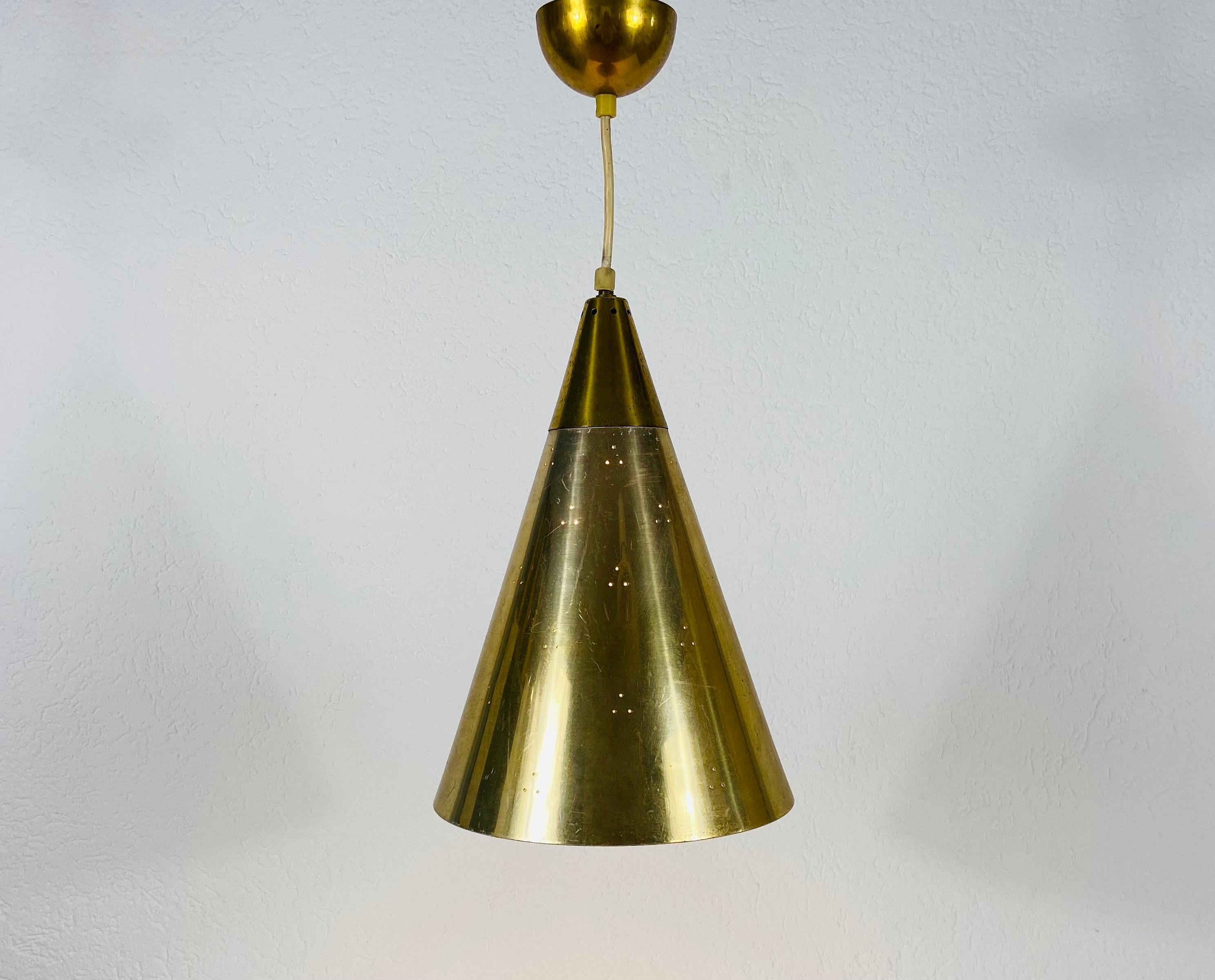 Lampada a sospensione in ottone lucido nello stile di Paavo Tynell, anni '50 in vendita 2
