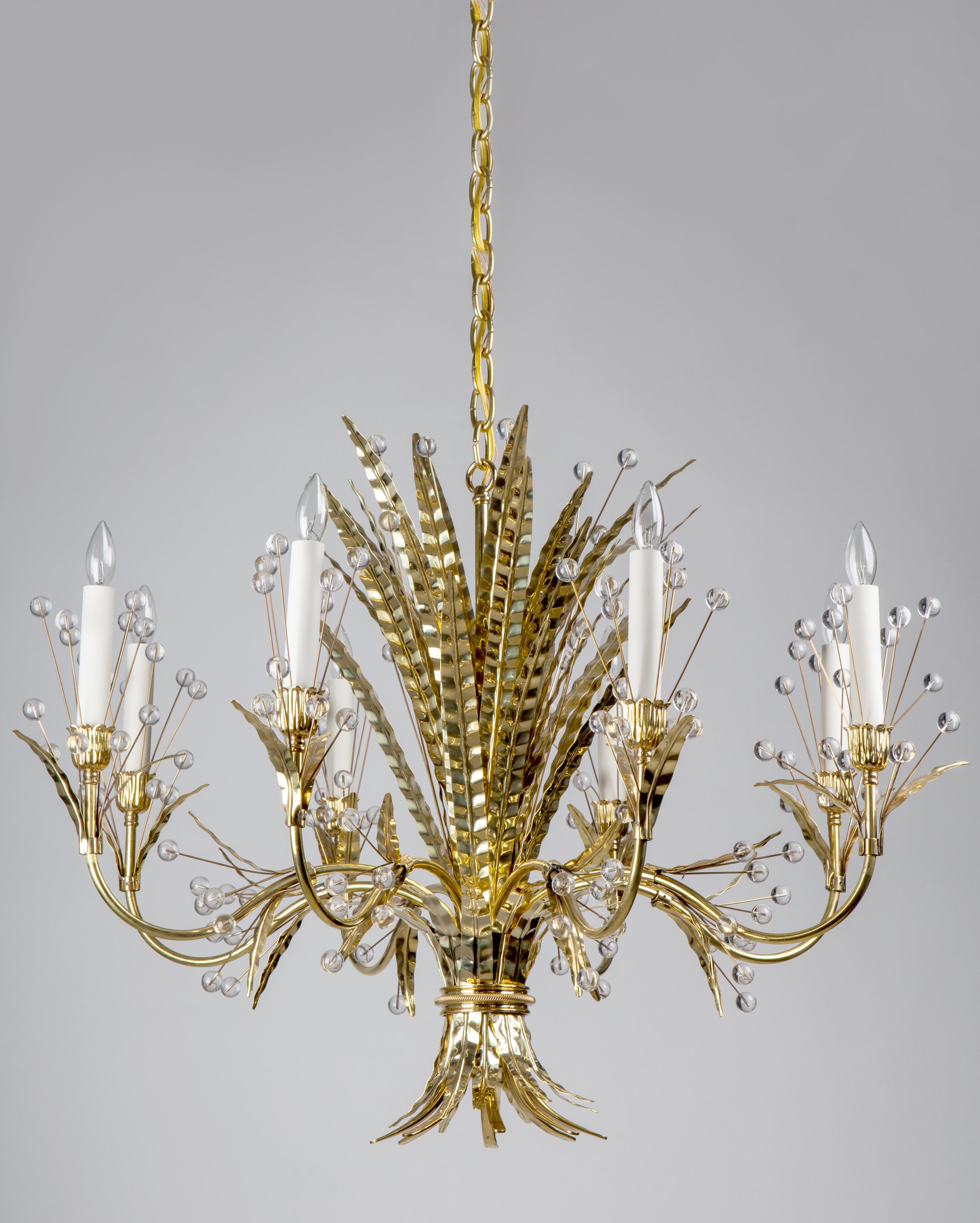 Le bouquet de plumes qui orne le lustre Plume rappelle la rue de la Faisanderie, dans le 16e arrondissement de Paris, où se trouvait autrefois une maison de faisans sur le terrain du château de la Muette, où Tony Duquette a décoré la maison de son