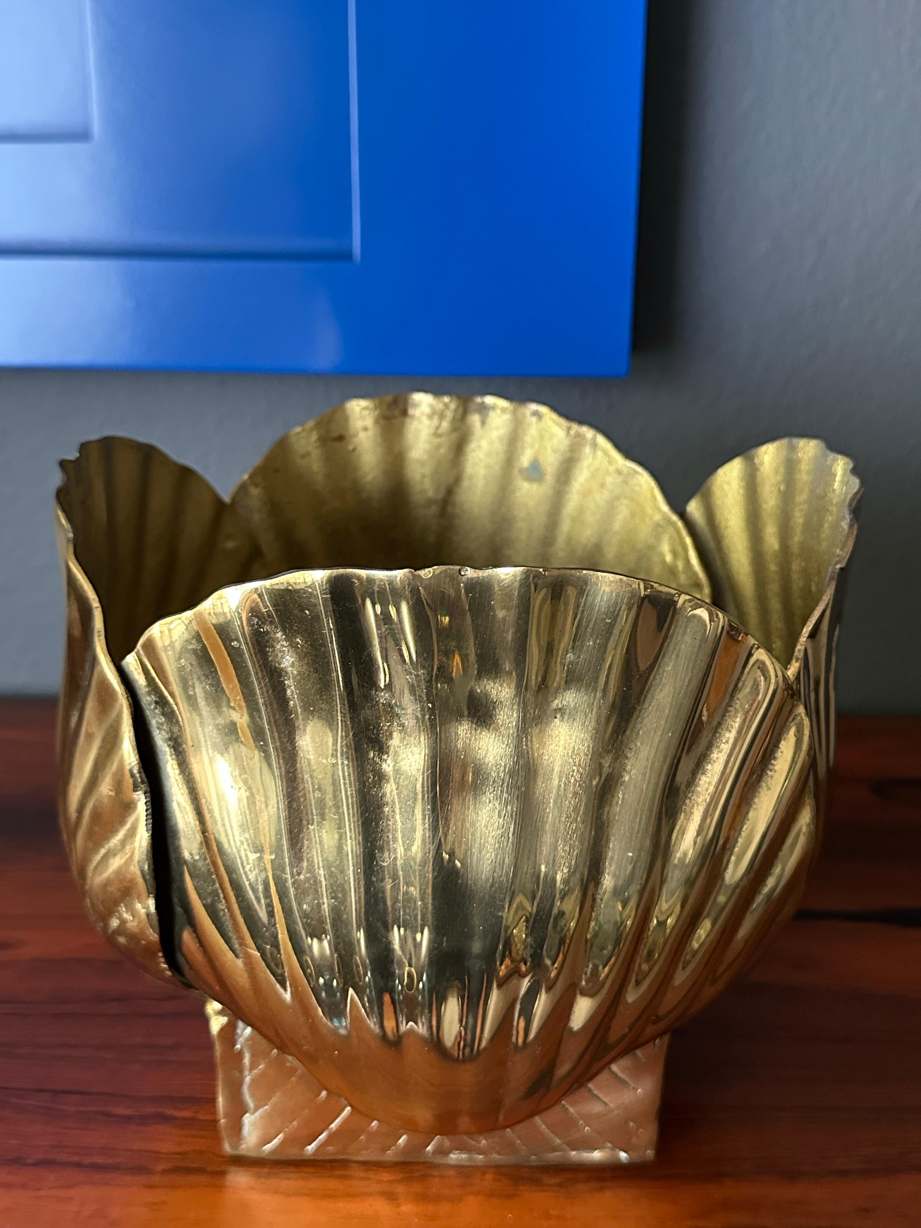 Small polished brass sea shell planter. We also have Patinated version in our other listing in small and large sizes.