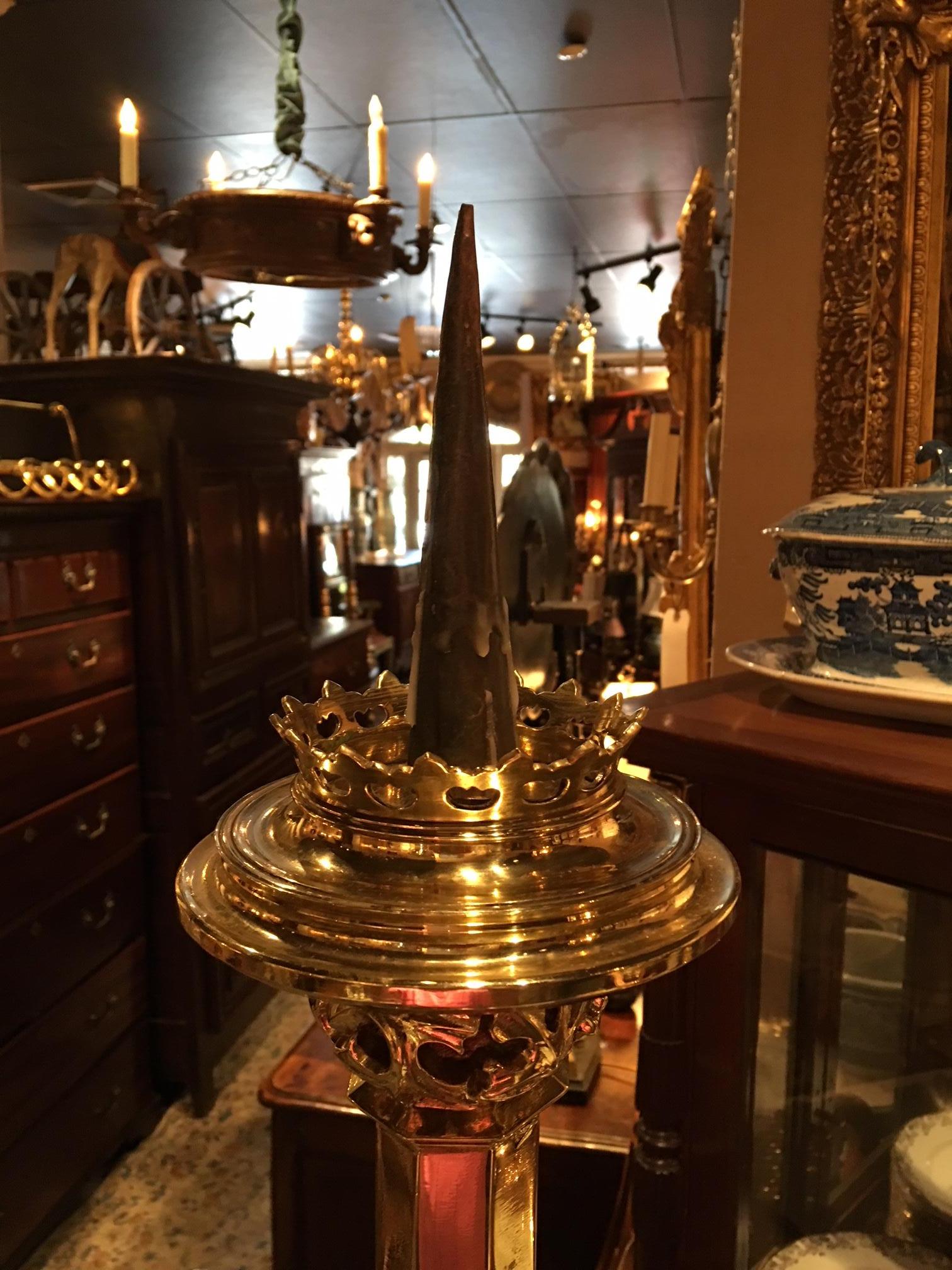 Set aus drei großen Fackeln, Kerzenständern oder Kerzenständern aus poliertem Messing, 19. Jahrhundert (Französisch) im Angebot