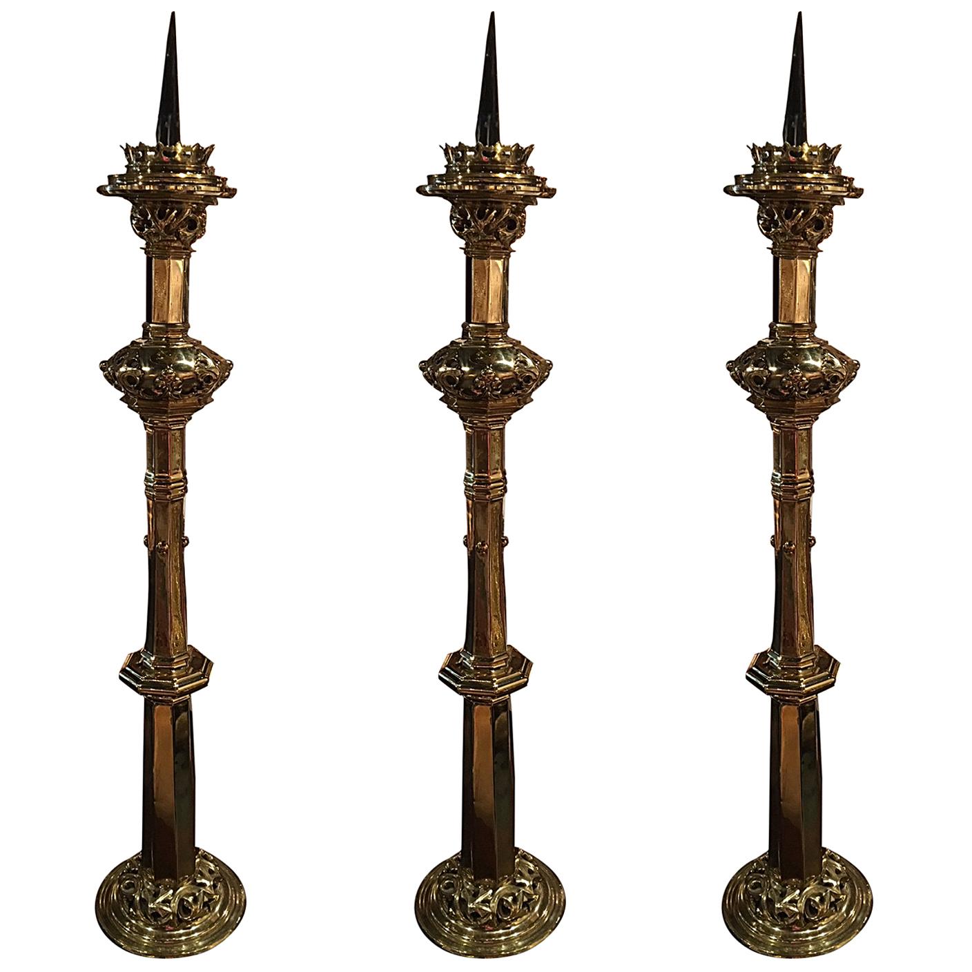Set aus drei großen Fackeln, Kerzenständern oder Kerzenständern aus poliertem Messing, 19. Jahrhundert