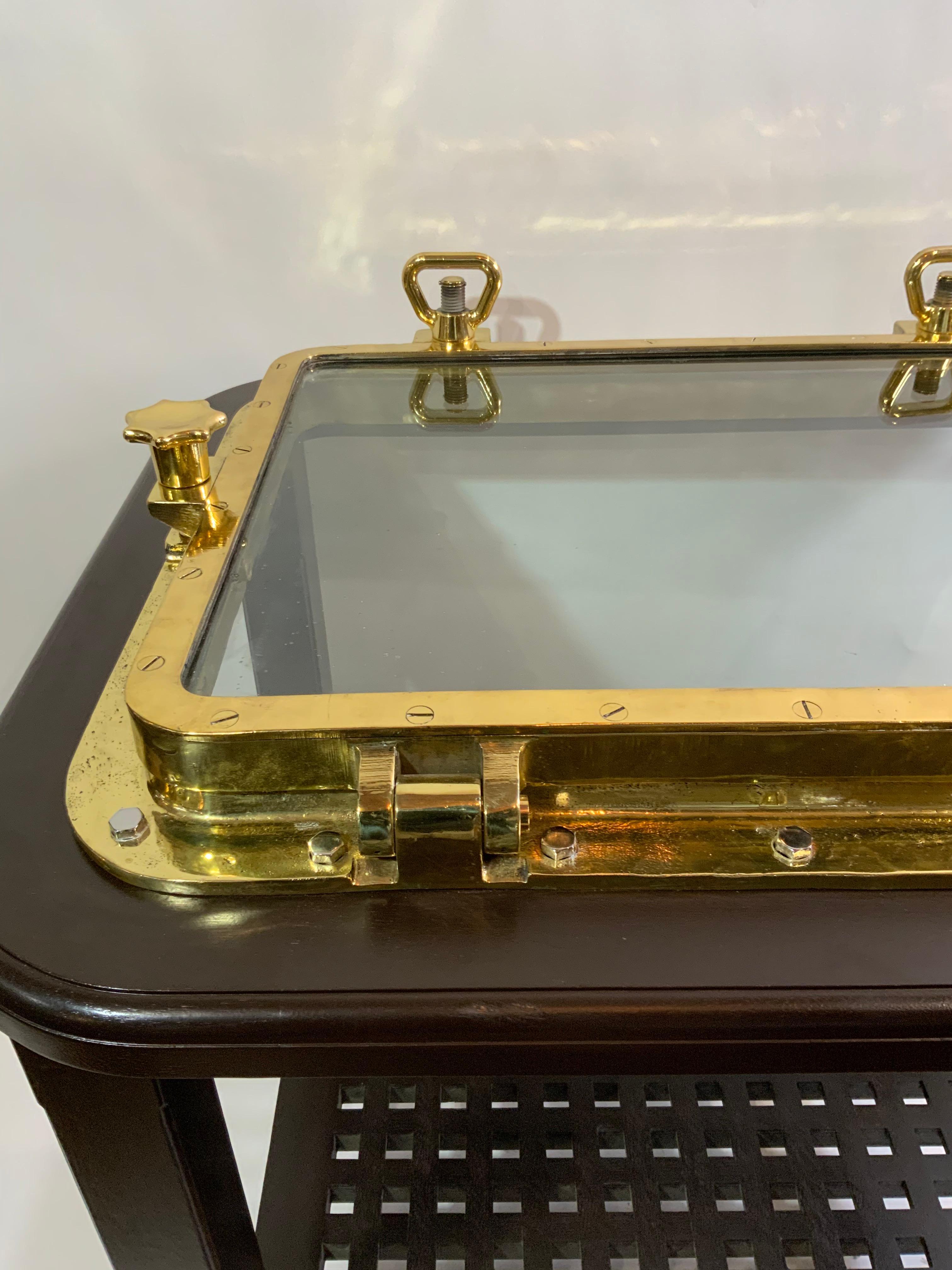 Mesa Ojo de buey de barco de latón pulido en venta 4