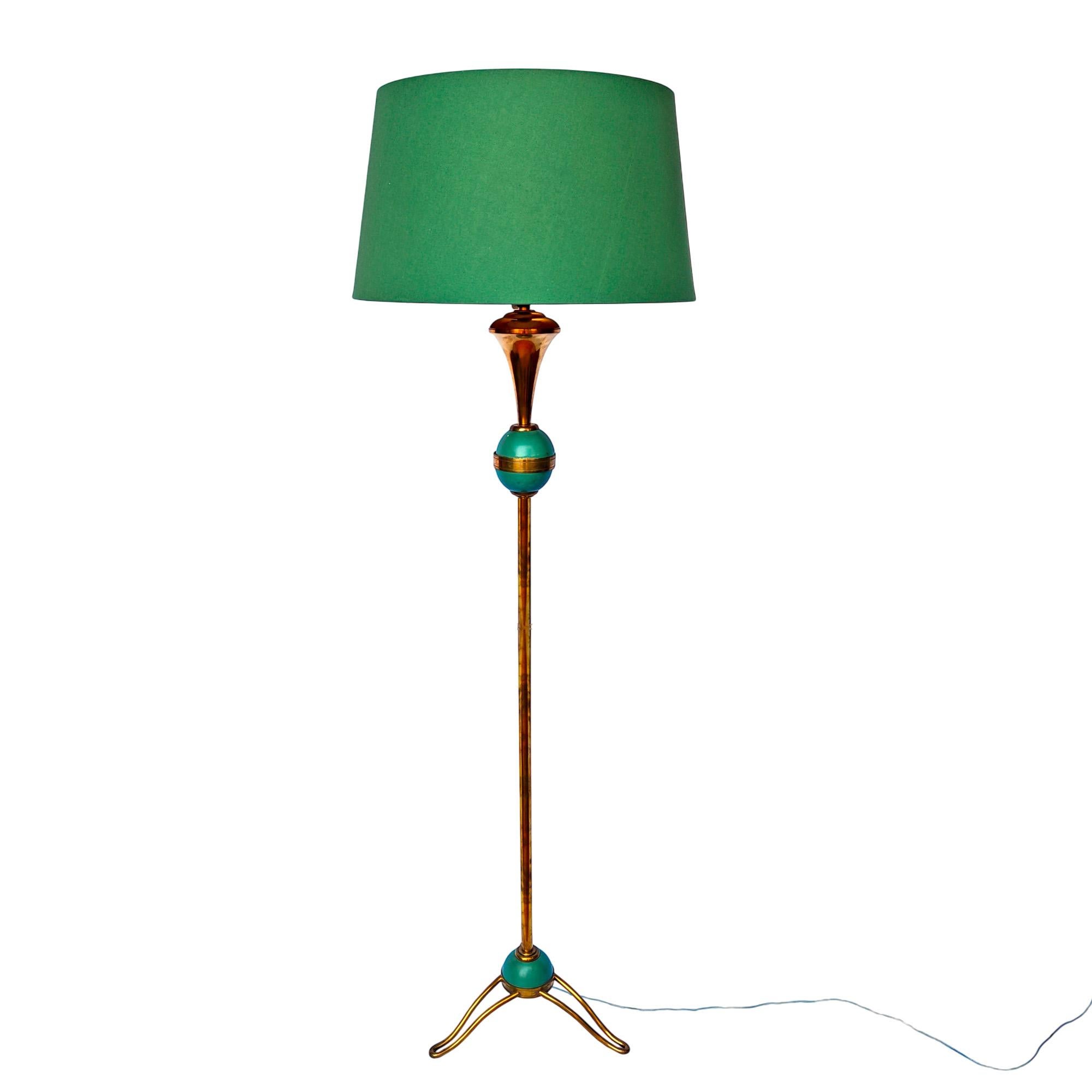 Lampada a stelo in ottone lucido con finiture in lacca verde celadon, interruttore e presa in bachelite, paralume verde e oro rinnovato.

Francia, circa 1950.
