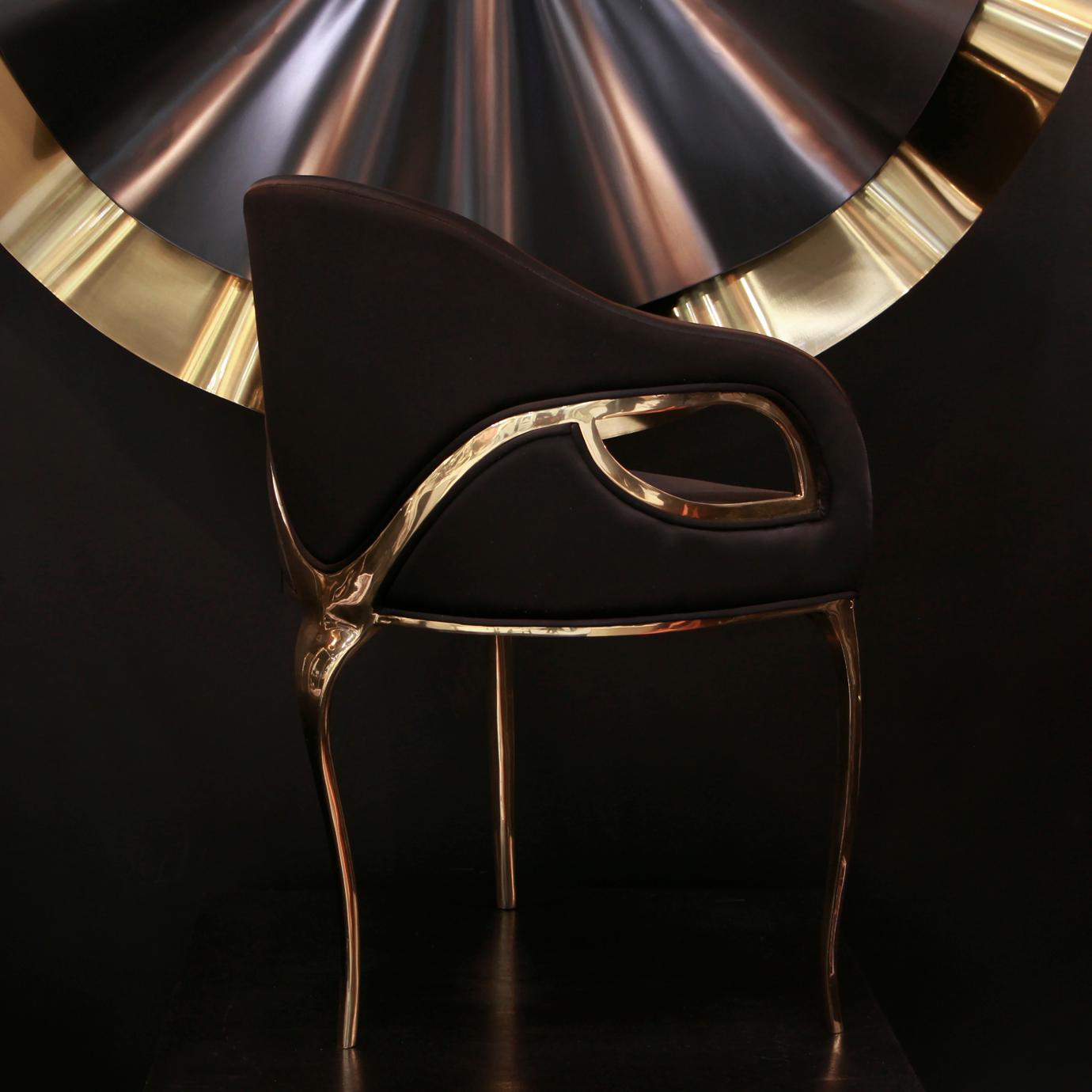 Chaise de salle à manger à trois pieds en laiton poli - En stock USA en vente 3