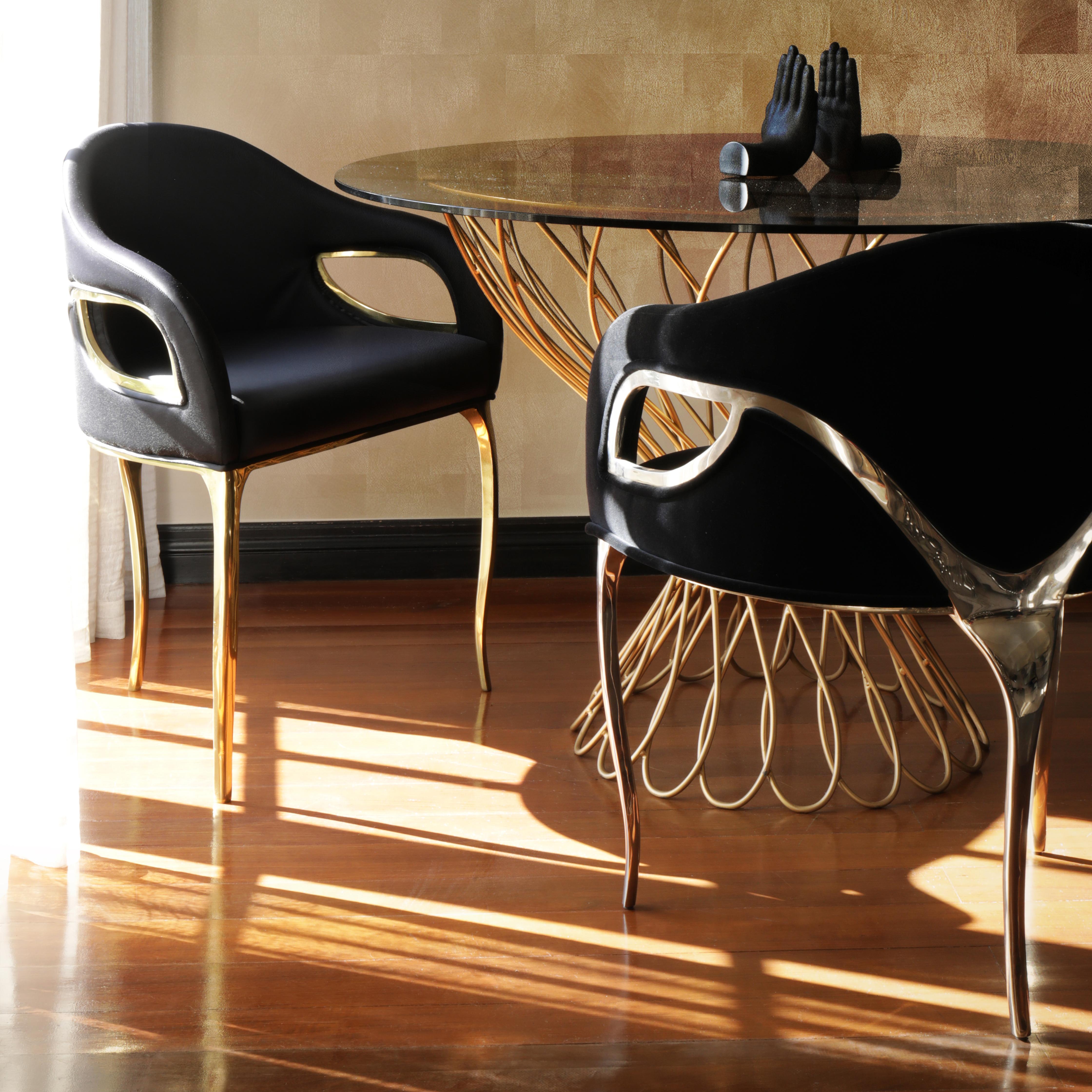 Chaise de salle à manger à trois pieds en laiton poli - En stock USA en vente 2