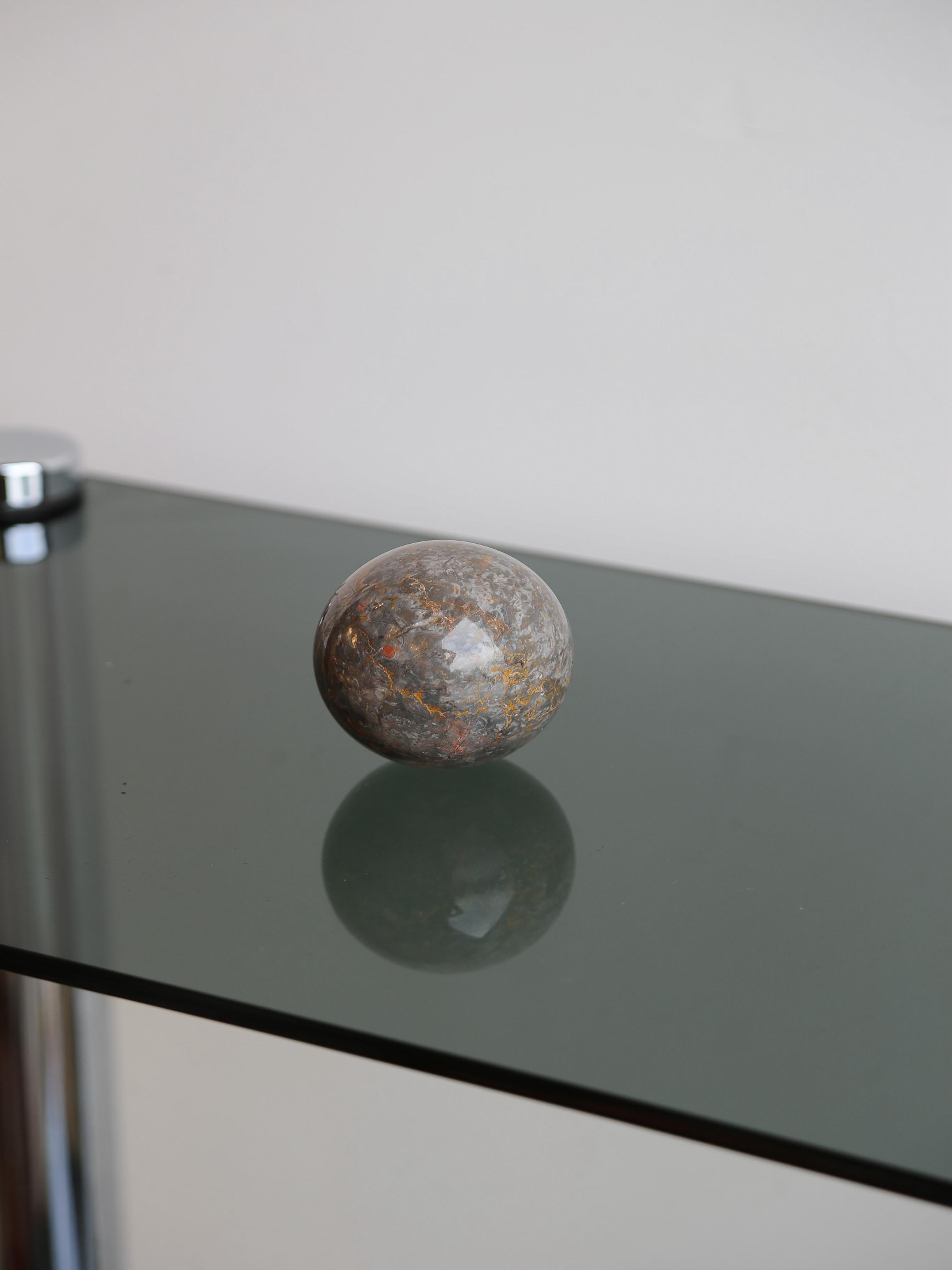Mid-Century moderno Scultura a sfera in marmo brecciato lucido in vendita